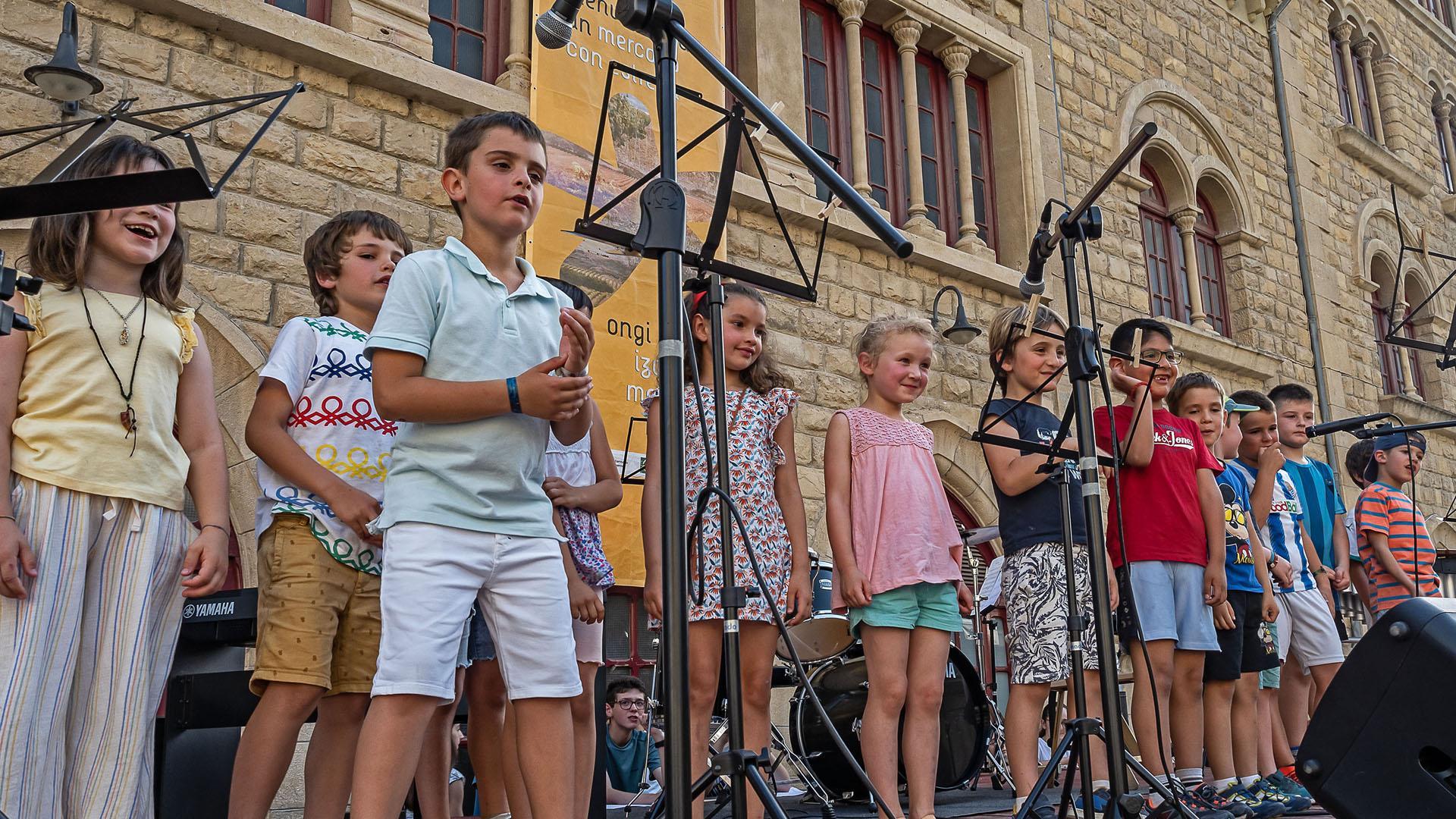 Uno de los grupos de la escuela de música de Estella, durante el concierto de fin de curso en la plaza de la Coronación