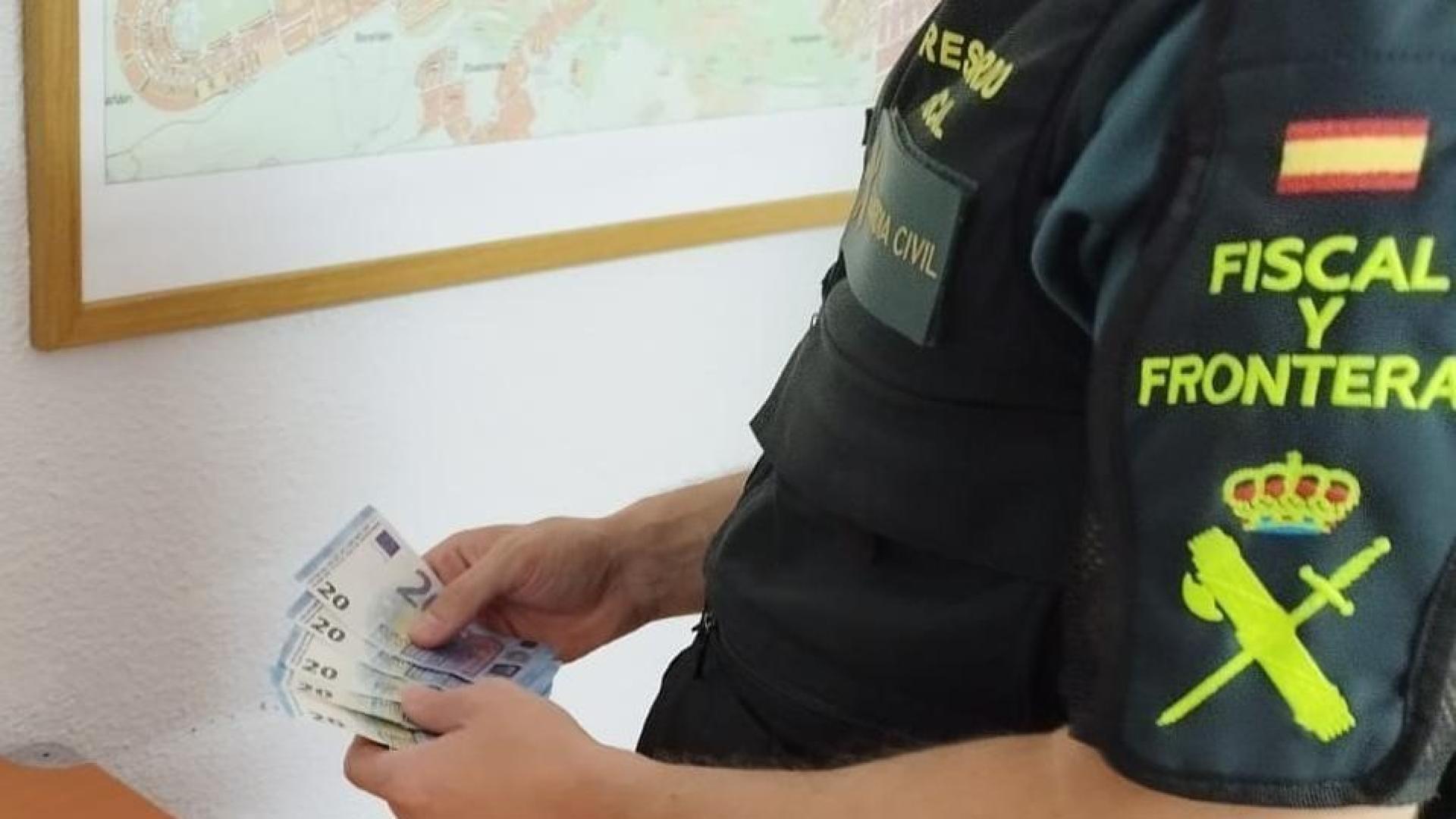 Vídeo de un agente de la Guardia Civil con los billetes falsos requisados