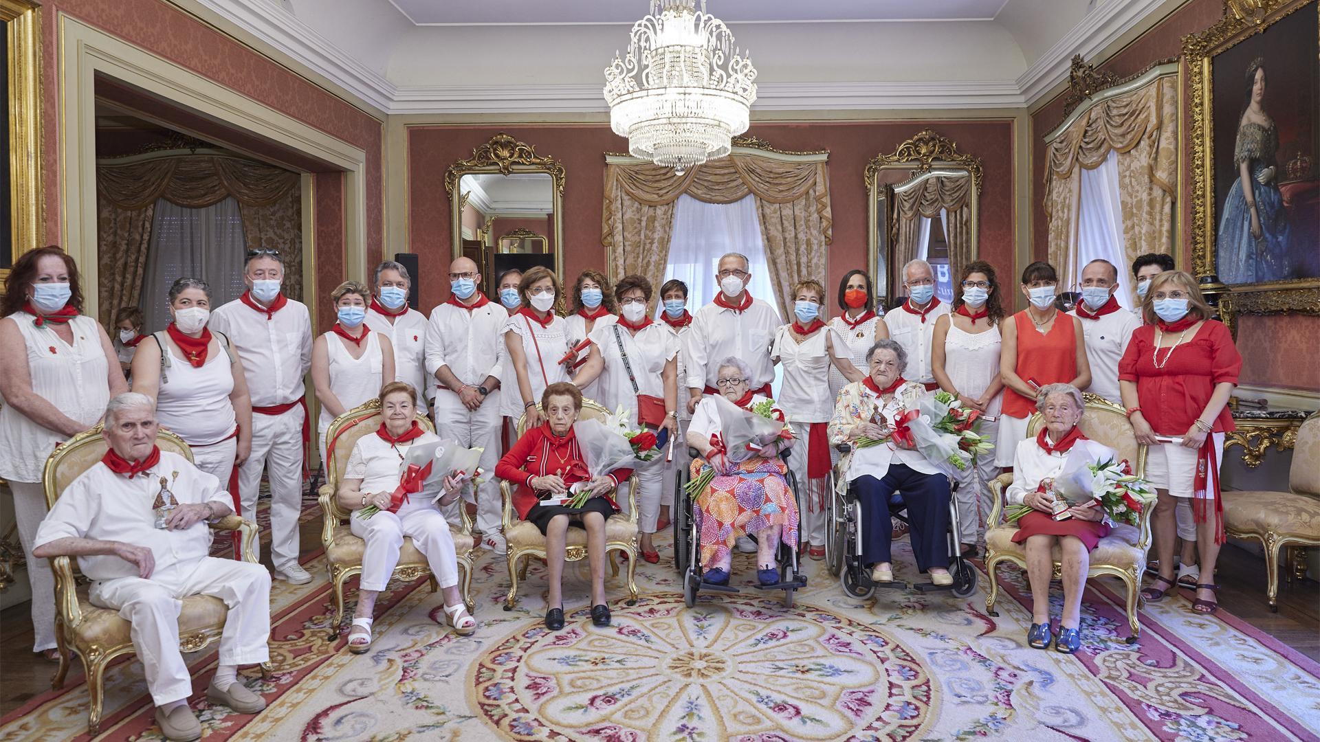 Foto de familia tras el homenaje a las centenarias en el Ayuntamiento de Pamplona