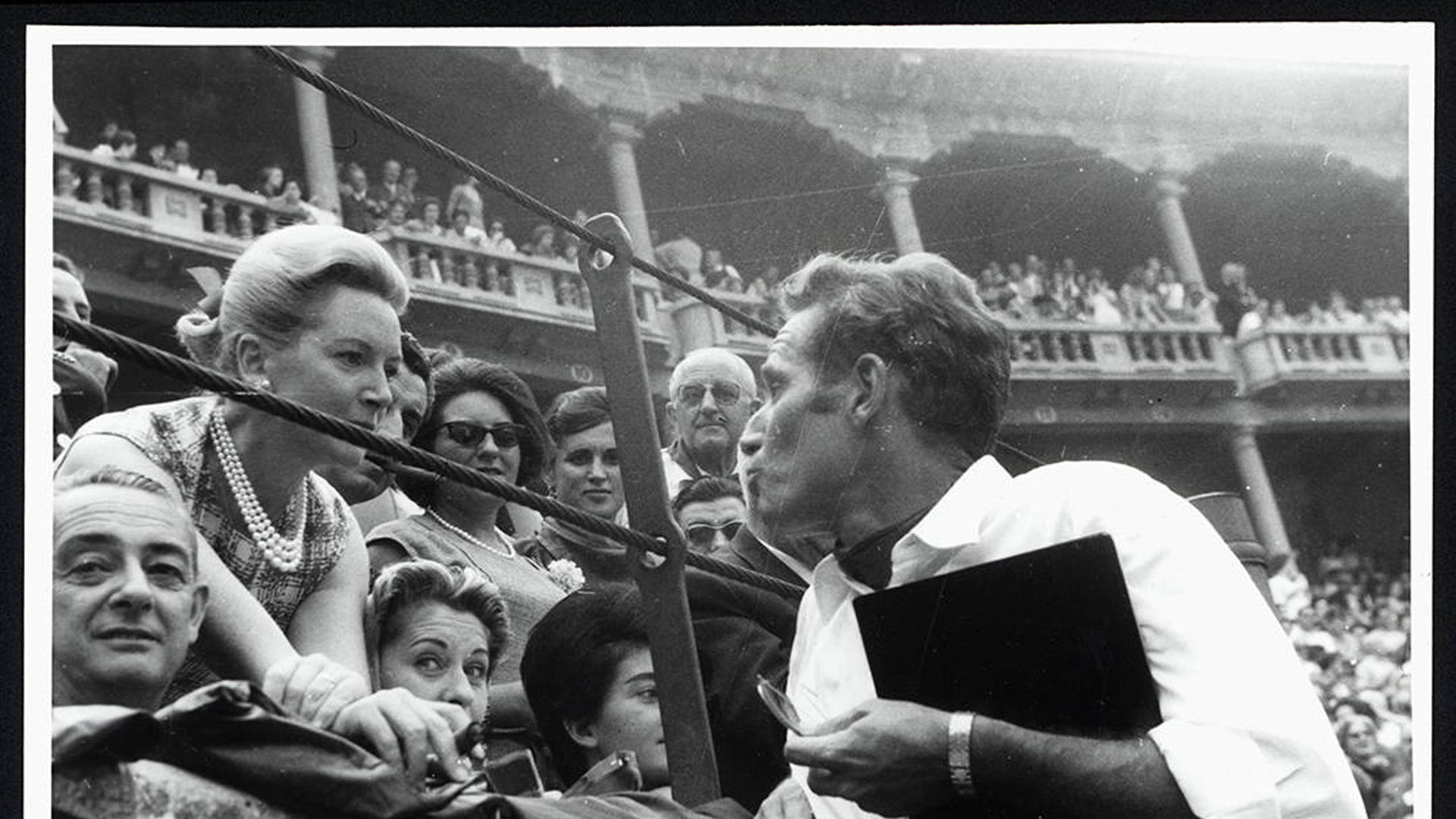 Deborah Kerr saluda a Charlton Heston en la plaza de toros de Pamplona durante las fiestas de 1963