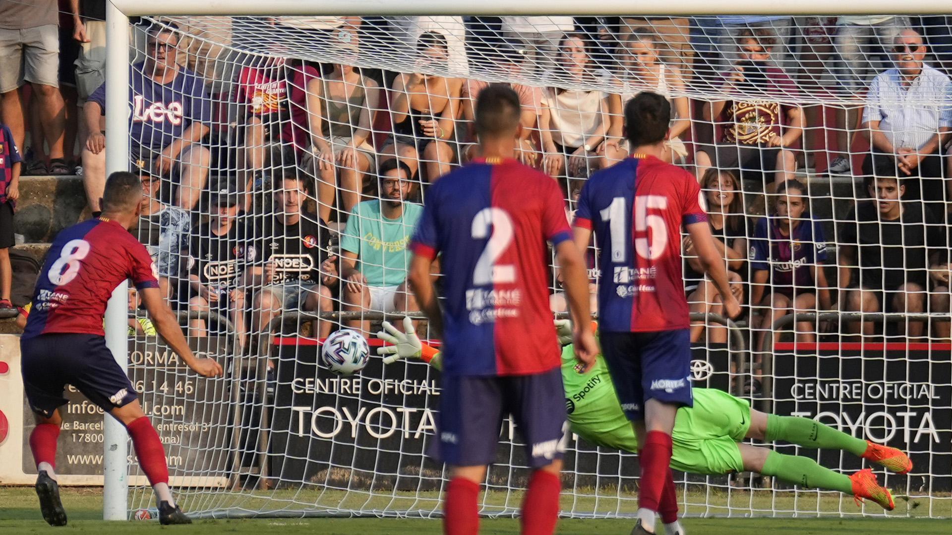 El jugador del UE Olot, Amagat (i), bate desde el punto de penalti al guardameta alemán del FC Barcelona, Ter Stegen