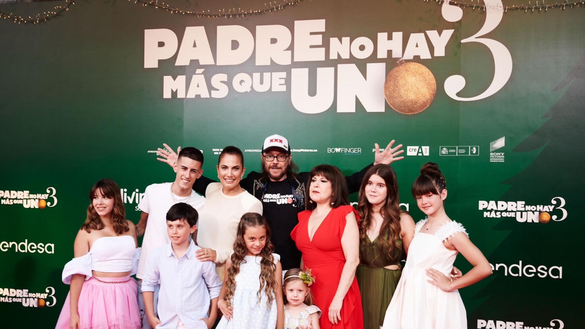 El actor y director Santiago Segura (c), y el resto del equipo de "Padre no hay mas que uno 3", a su llegada al estreno de la película