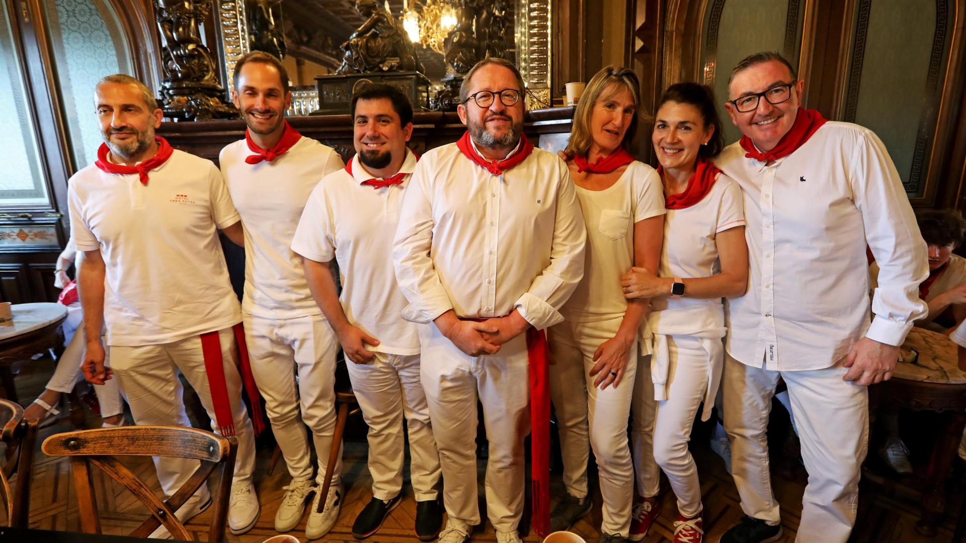 Por la izda: Miguel Tazón. Iván Gaza, José Luis Neyro, Víctor Sánchez (director Tres Reyes Pamplona), Maite Álava (directora Tres Reyes San Sebastián); Isabel Díaz y Tomás García (maître del Tres Reyes Pamplona).
