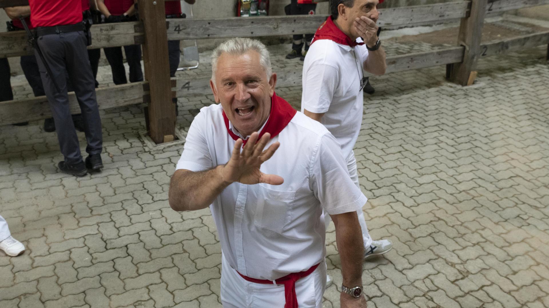 Jesús Bariáin saluda a unos fotógrafos, minutos antes del encierro de Miura, el último de su carrera profesional.