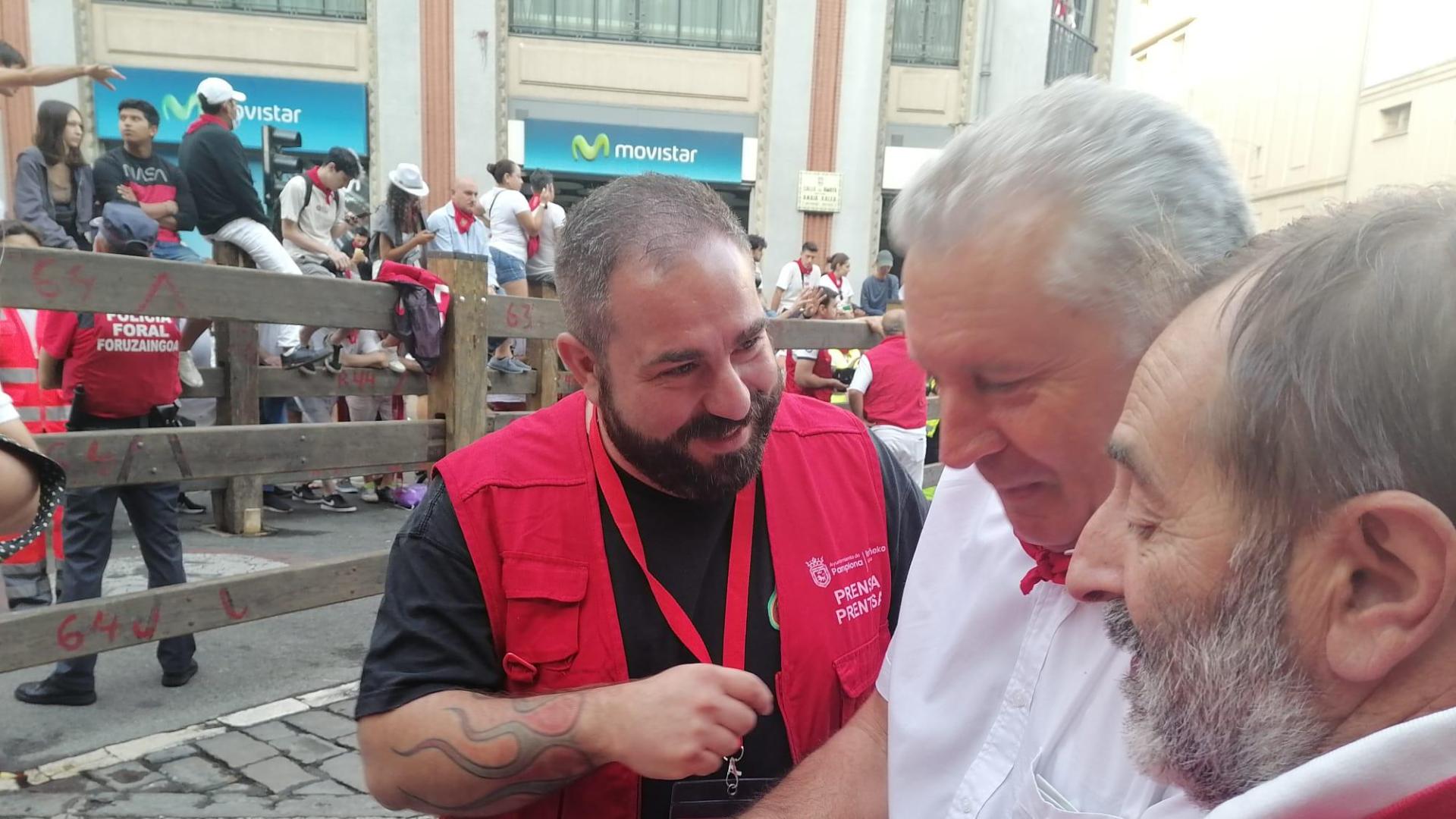 Los fotógrafos Dani Fernández y Alberto Galdona entregan una foto de recuerdo a Jesús Bariáin.