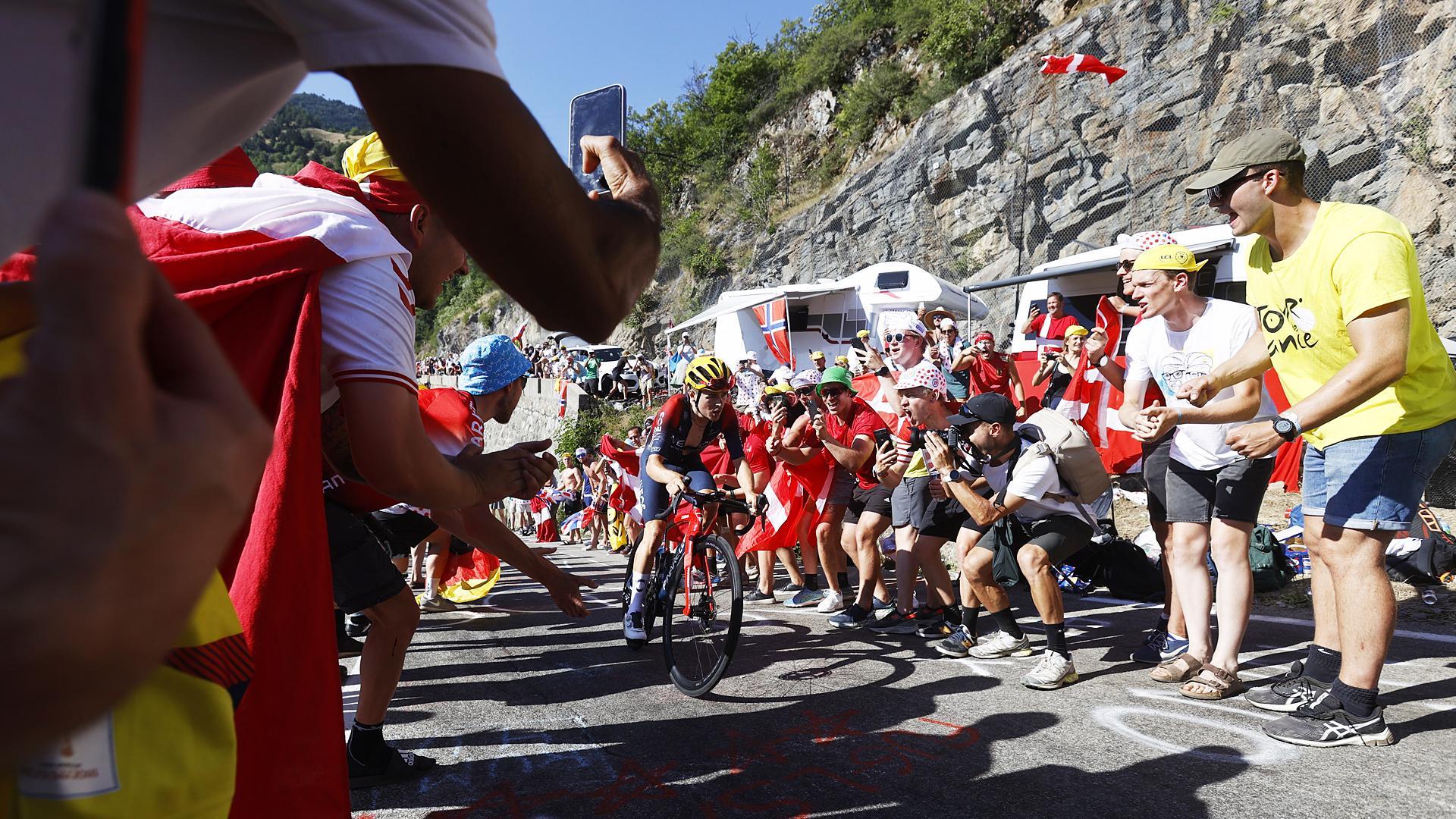El británico Thomas Pidcock durante el ascenso al mítico Alpe D'Huez
