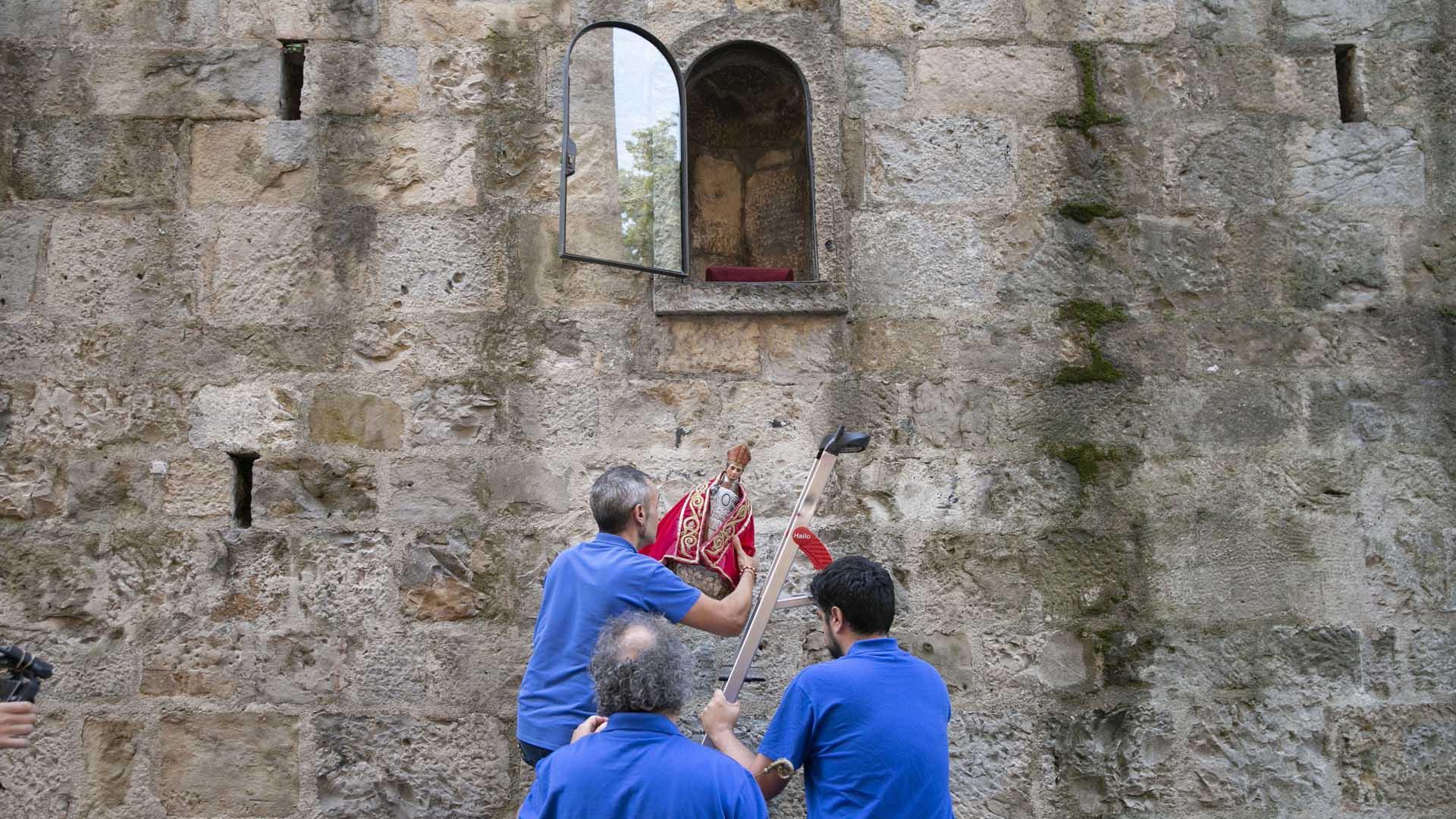 Personal del Ayuntamiento de Pamplona ha vuelto a colocar la réplica del santo en el espacio que ocupa en la muralla