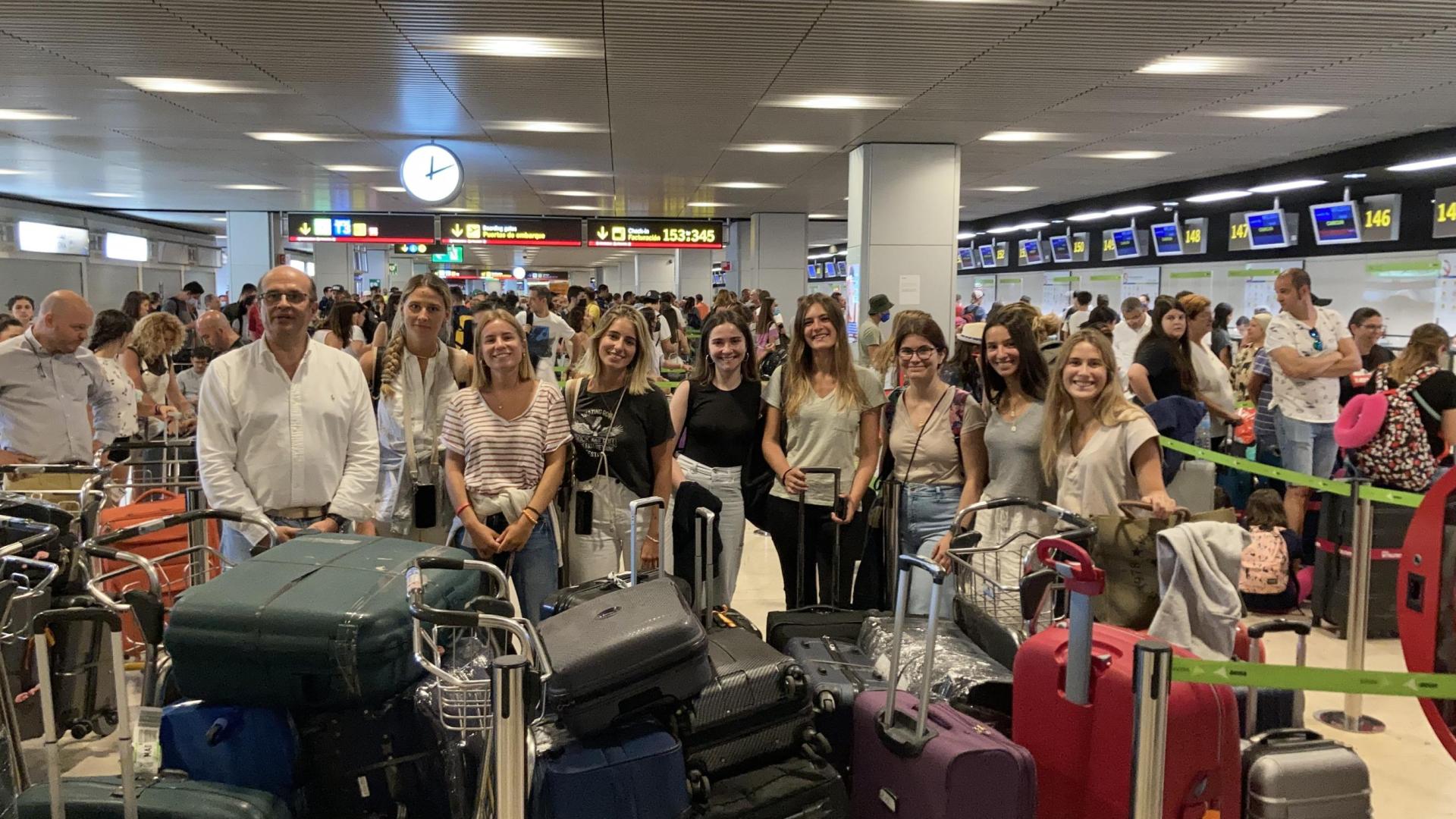 Las estudiantes partieron el jueves del aeropuerto de Barajas con 400 kilos de material para llevar a cabo el proyecto.