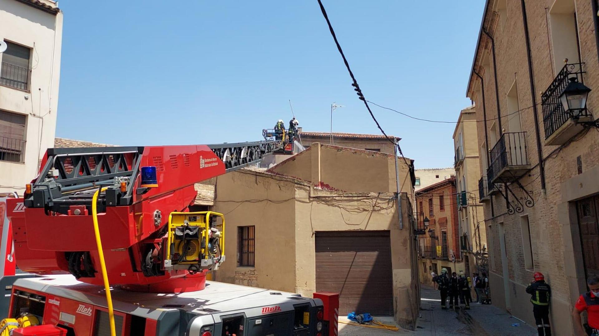 Un camión de bomberos sofoca las llamas del incendio de la vivienda de Tudela