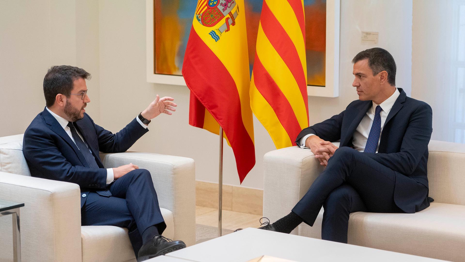 El presidente del Gobierno, Pedro Sánchez (d), y el de la Generalitat, Pere Aragonés, durante una reunión, en La Moncloa,