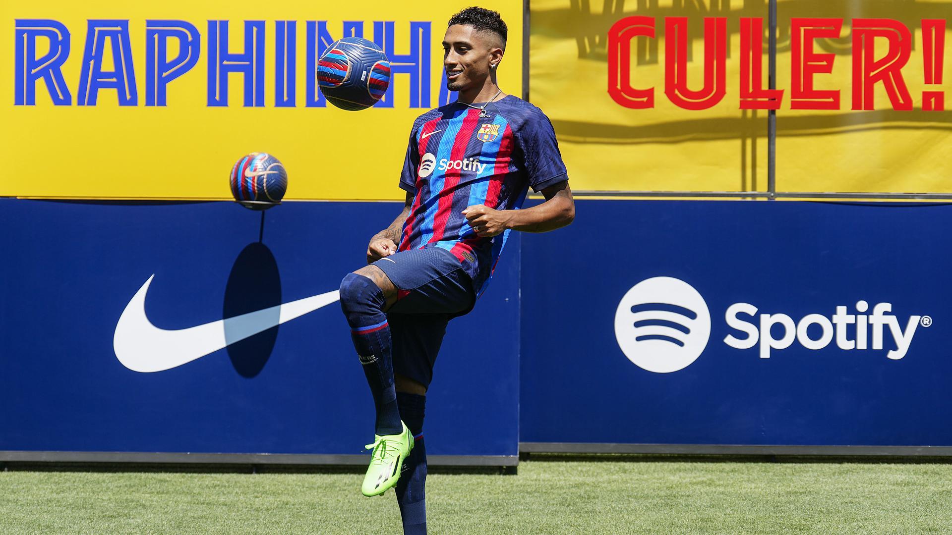 El brasileño Raphina da toques al balón durante su presentación como jugador del F.C. Barcelona