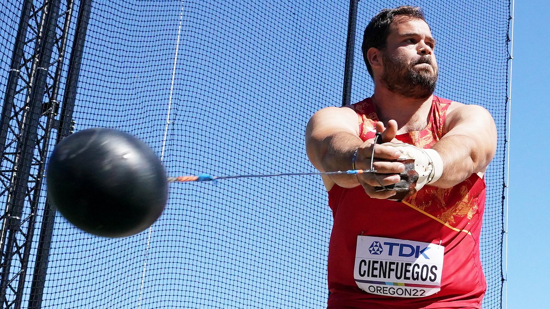 Javier Cienfuegos durante la calificación de lanzamiento de martillo en el Mundial de Eugene 2022