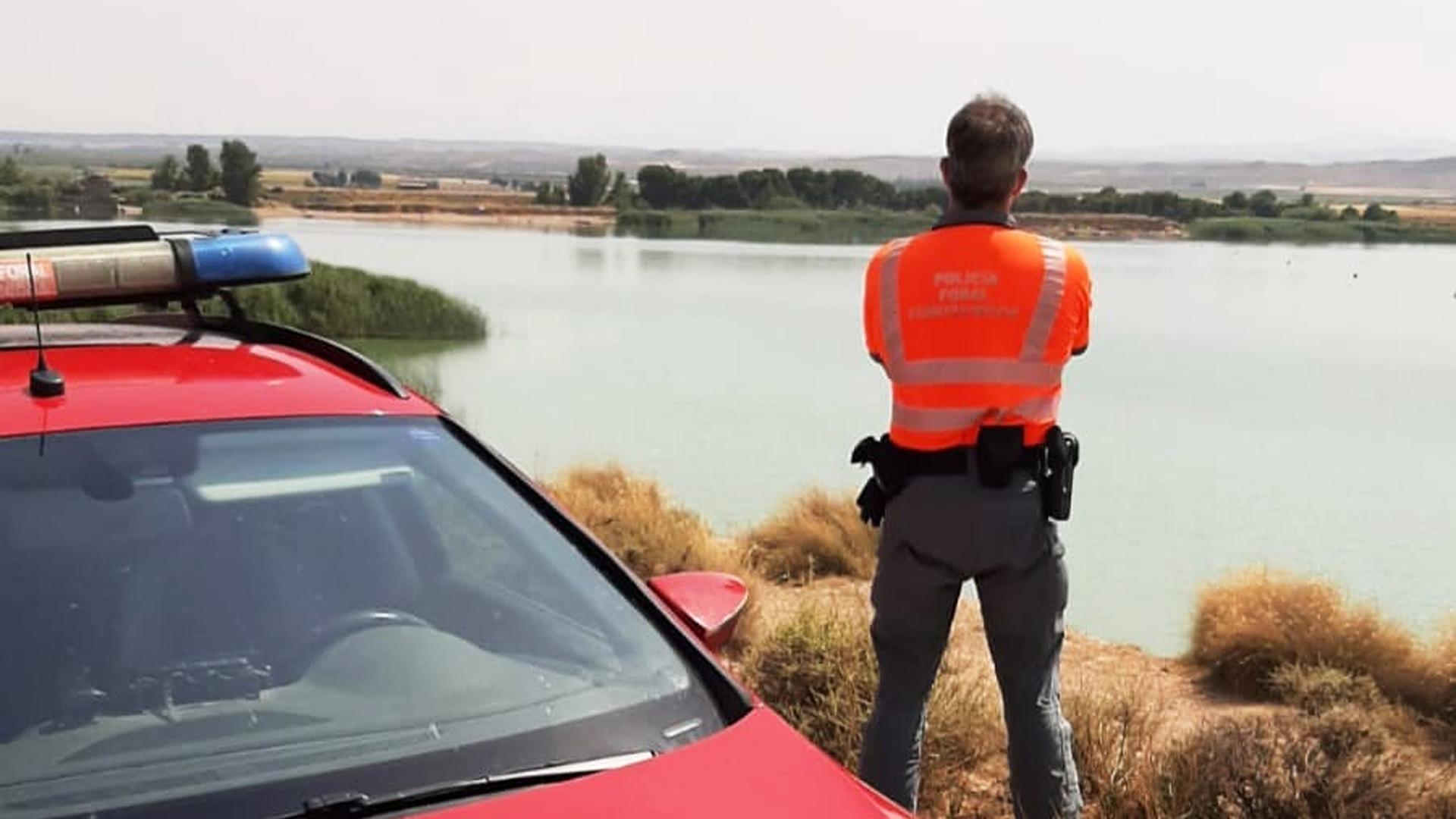 Un agente de la Policía Foral junto al lugar de los hechos