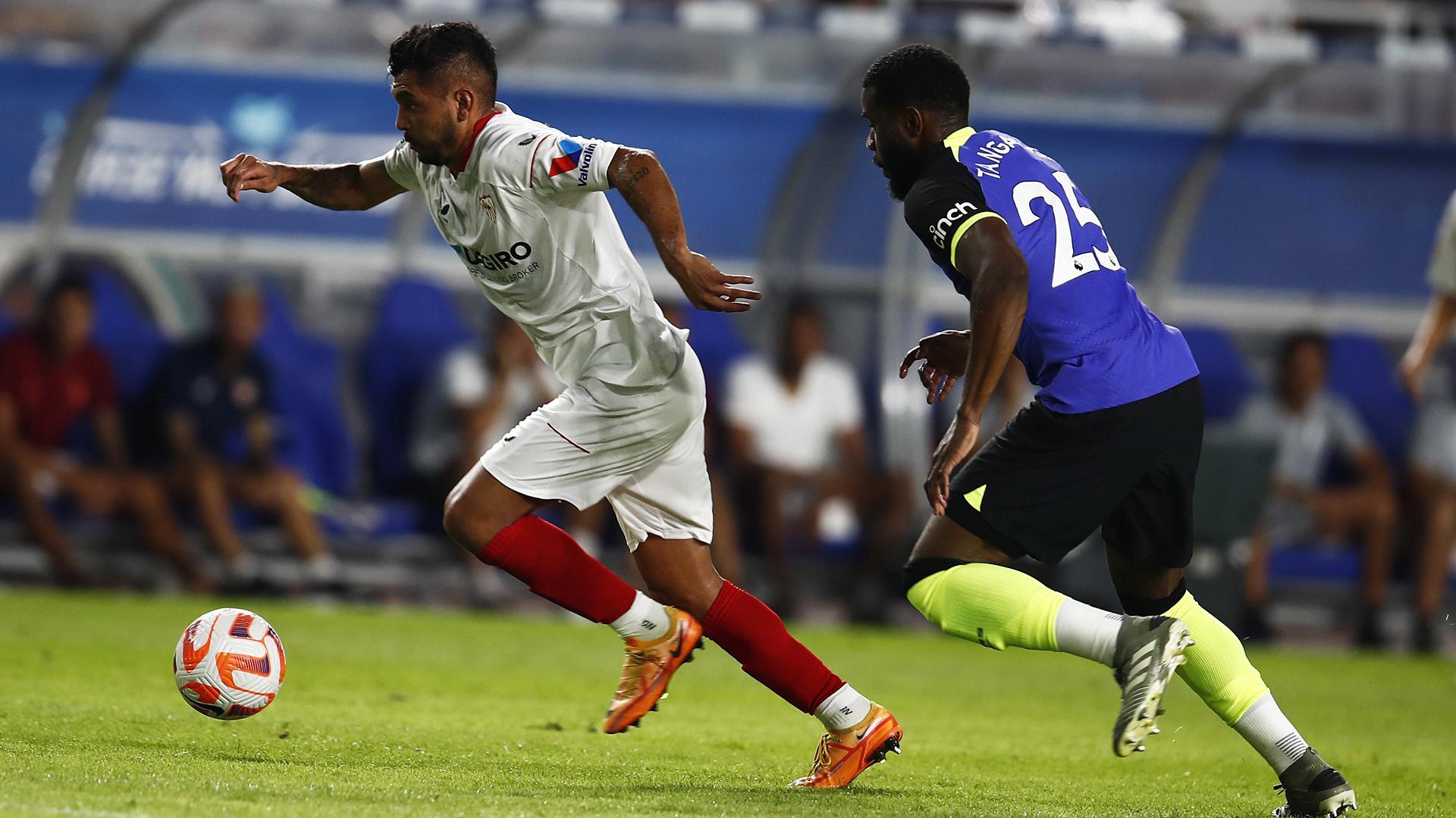 Tecatito Corona intenta zafarse del jugador del Tottenham Hotspur's, Japhet Tanganga