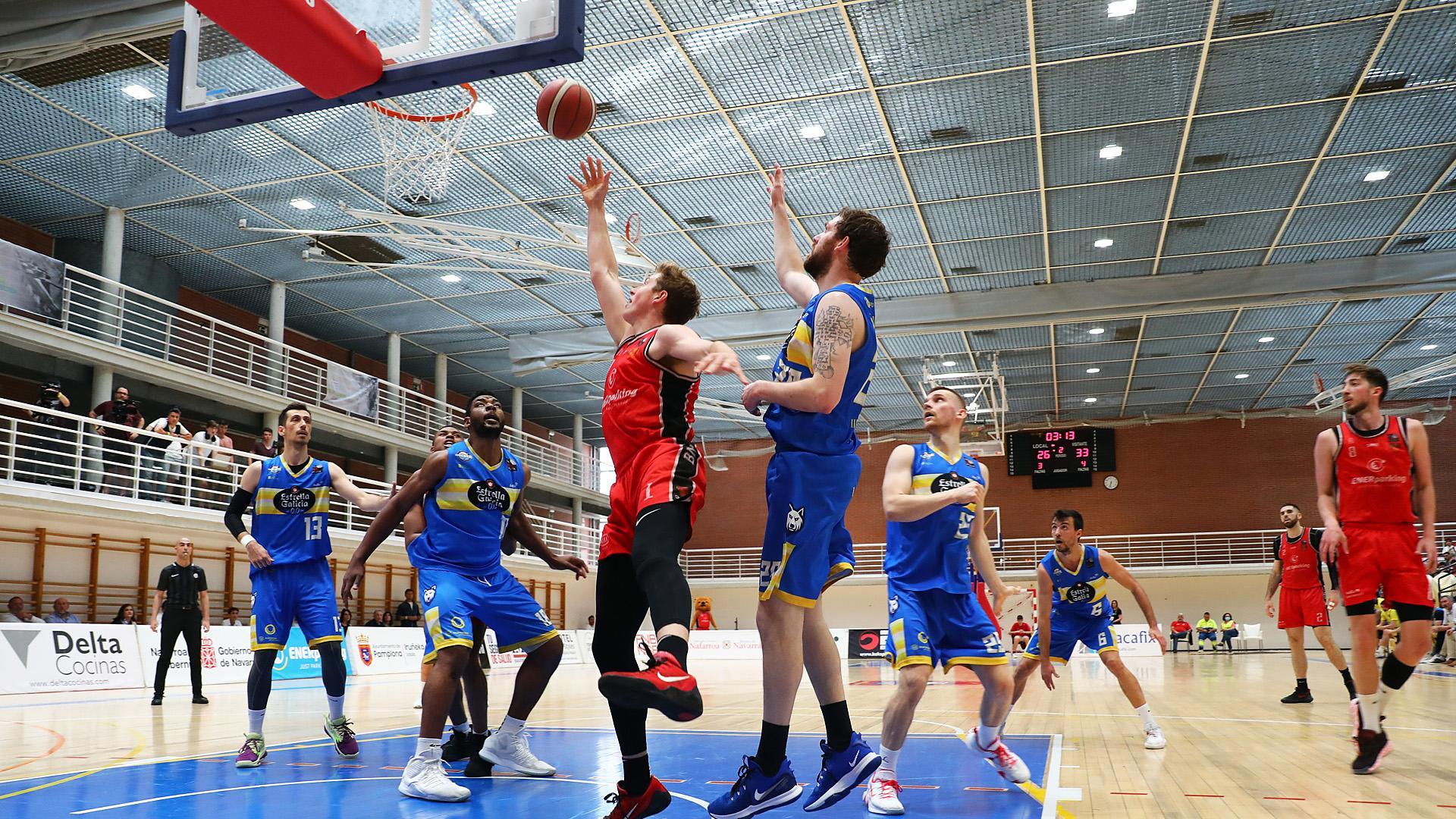 Tiro de Tate Hoffman durante un partido con el Basket Navarra