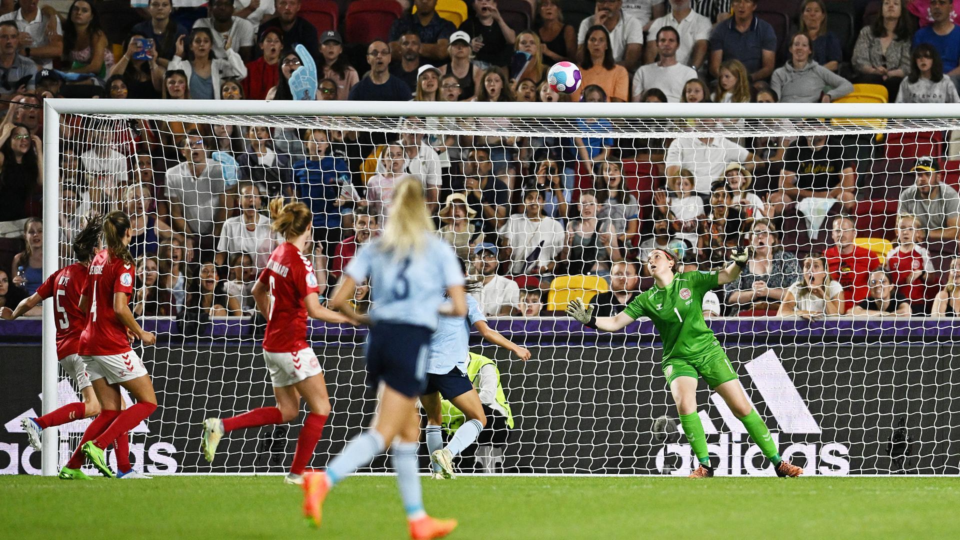La meta Christensen observa la parábola del cabezazo de Marta Cardona antes de que se convierta en el 0-1