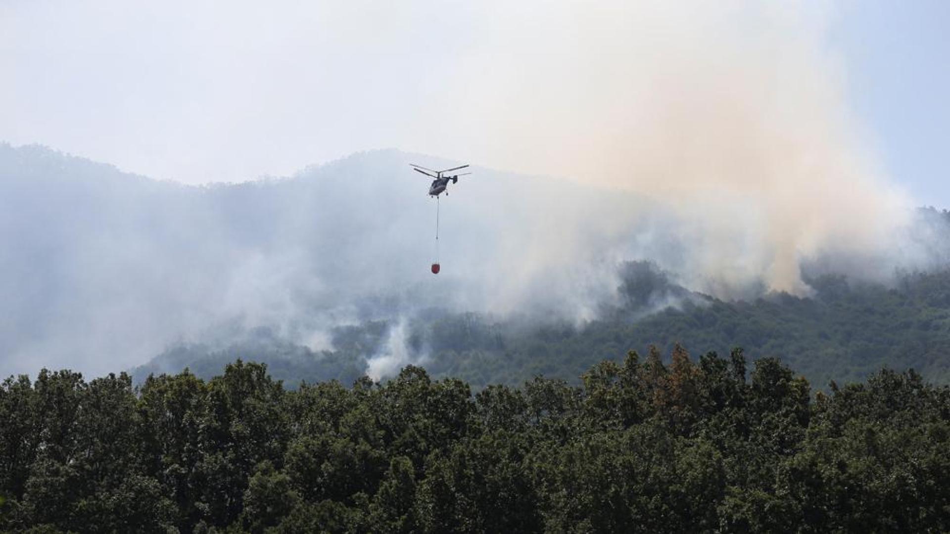 Labores de extinción del fuego en el Valle del Jerte, este domingo