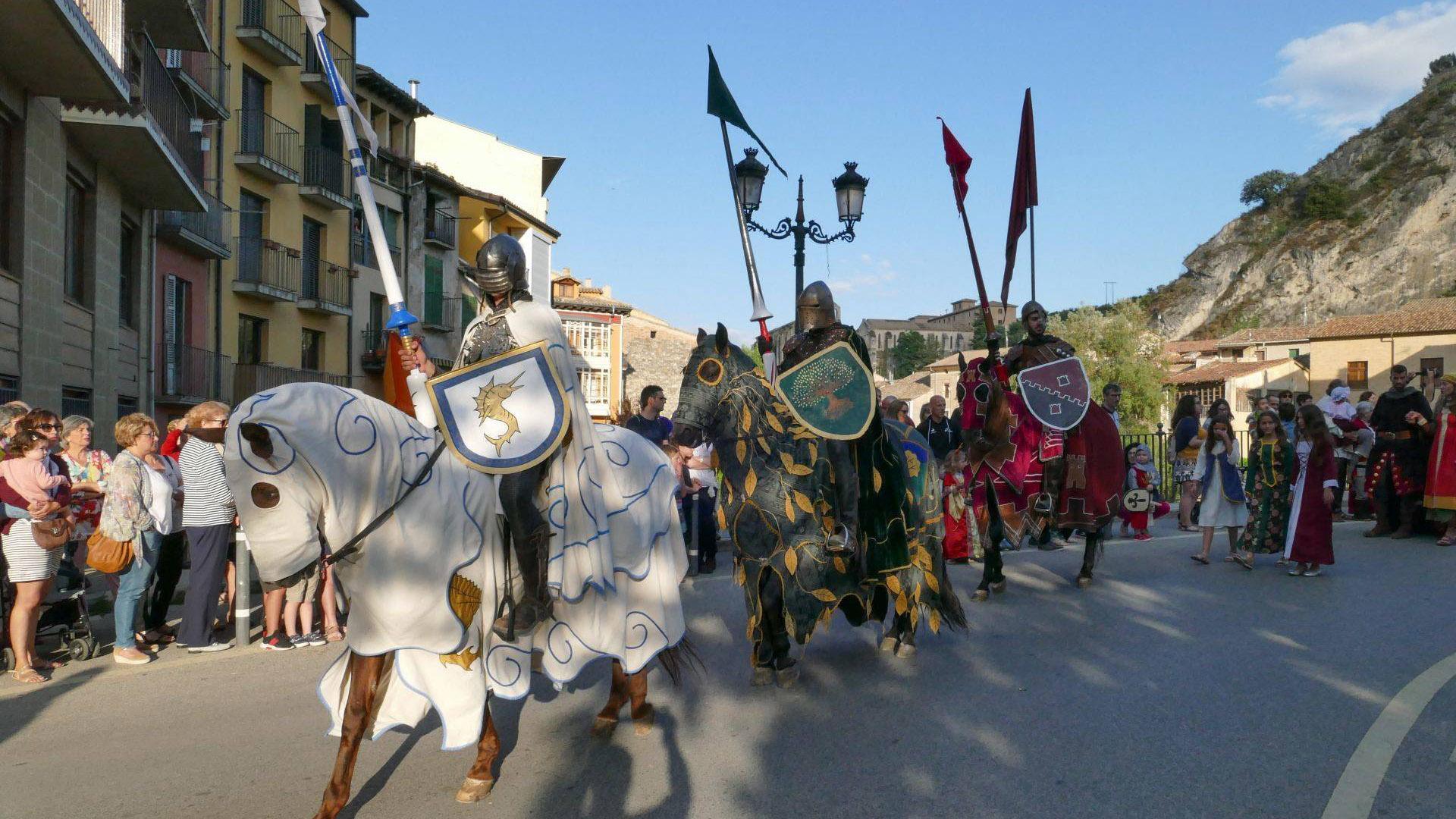 Caballeros medievales desfilan en una feria anterior por las calles de Estella