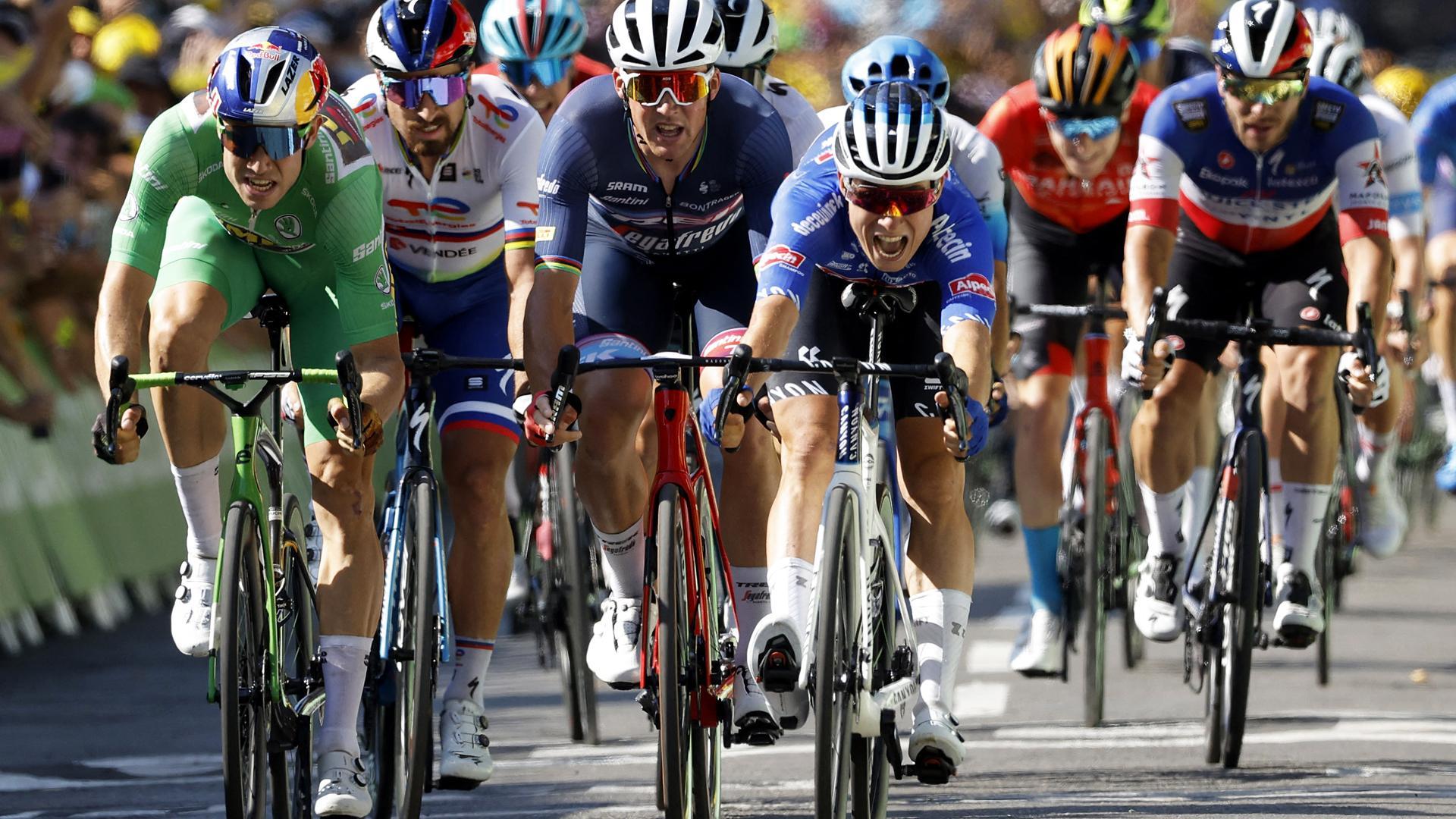 Jasper Philipsen (3º izda.) se impone en el sprint de Carcasona a Wout van Aert (izda.) y al danés Mads Pedersen (2º izda.)