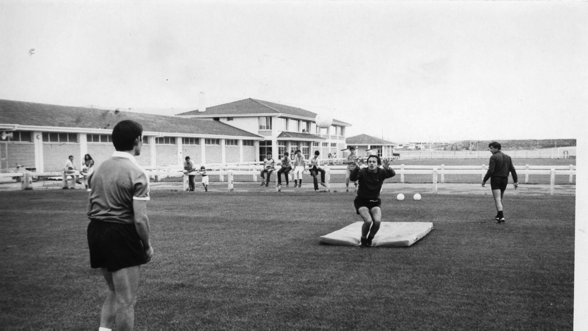 Esta fotografía se tomó el primer día de entrenamiento en Tajonar, el 19 de julio de 1982. El recientemente fallecido, Javier Aguirre, lanza un balón al guardameta Barandica.