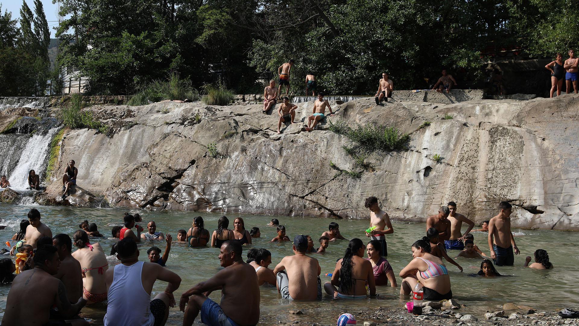 Decenas de personas buscan alivio a las altas temperaturas en el río Arga a su paso por Huarte, especialmente concurrido este domingo a media tarde