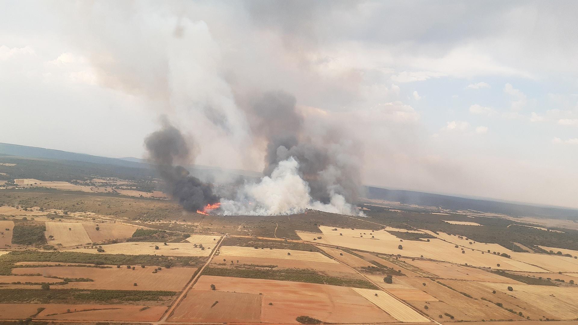 Imágenes de las llamas del incendio de Losaico, en Zamora, donde colaboraba el brigadista fallecido