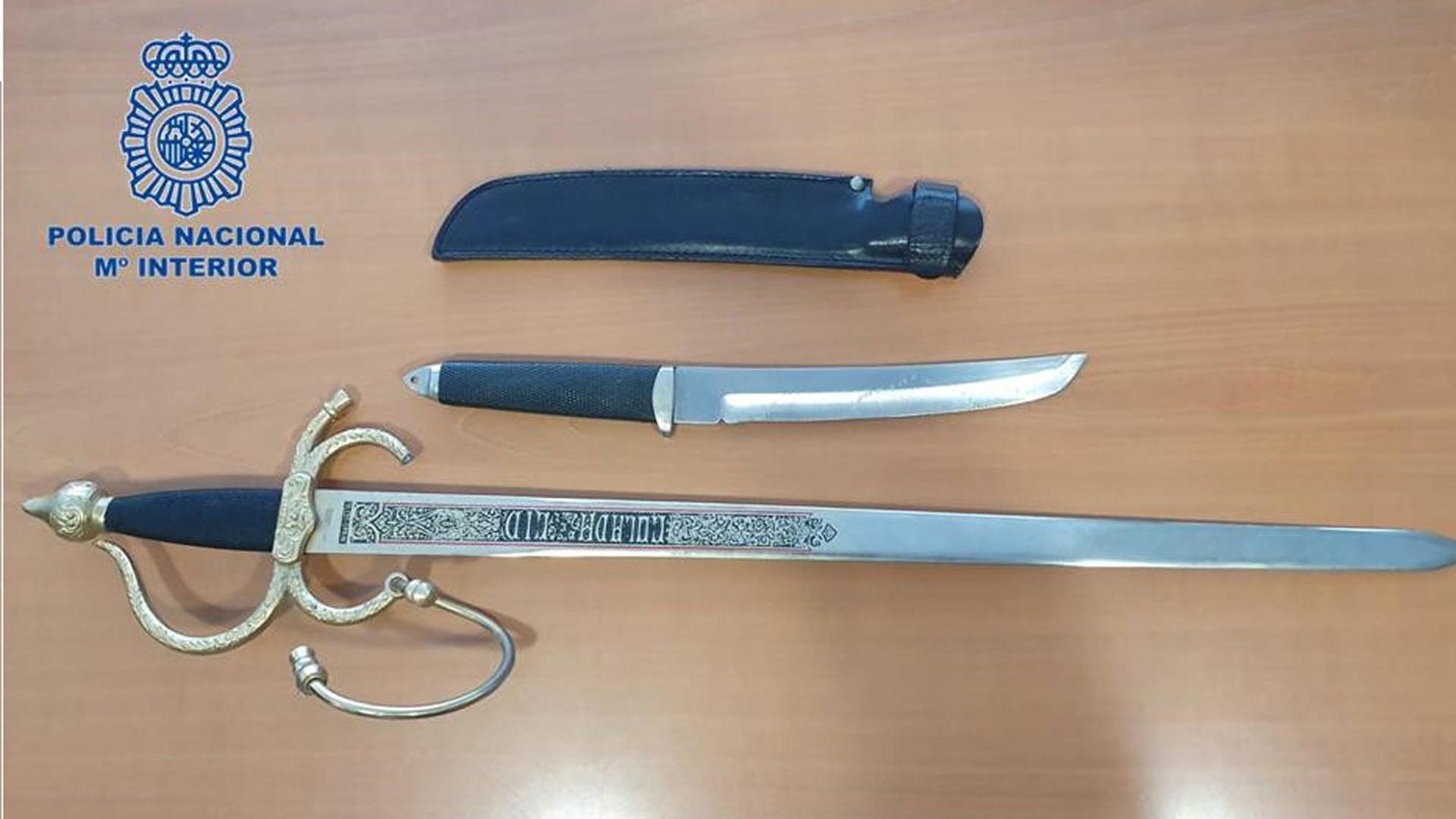 La espada y el cuchillo intervenidos por la Policía Nacional al arrestado