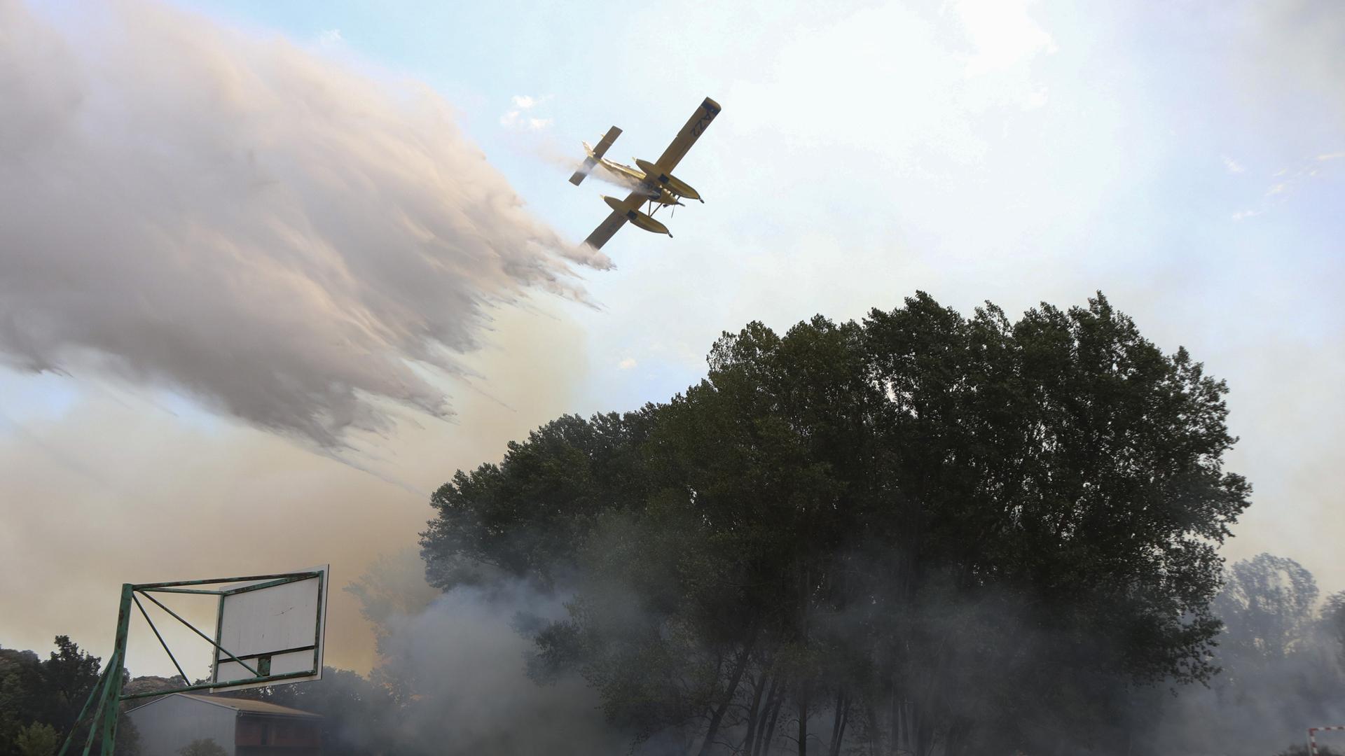 Un hidroavión trabaja en las labores de extinción del incendio forestal registrado en la comarca de Tábara (Zamora)