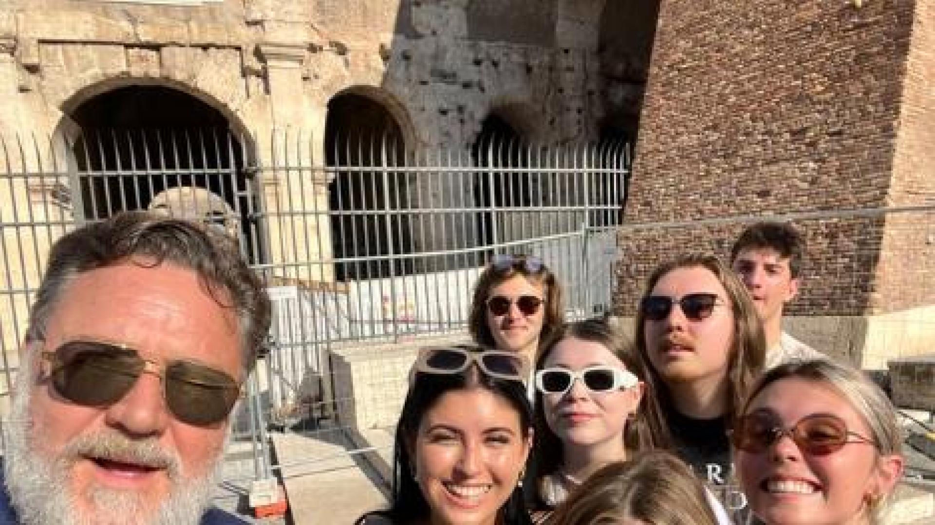 Russel Crowe, junto a su familia, en la fotografía que ha publicado en Twitter
