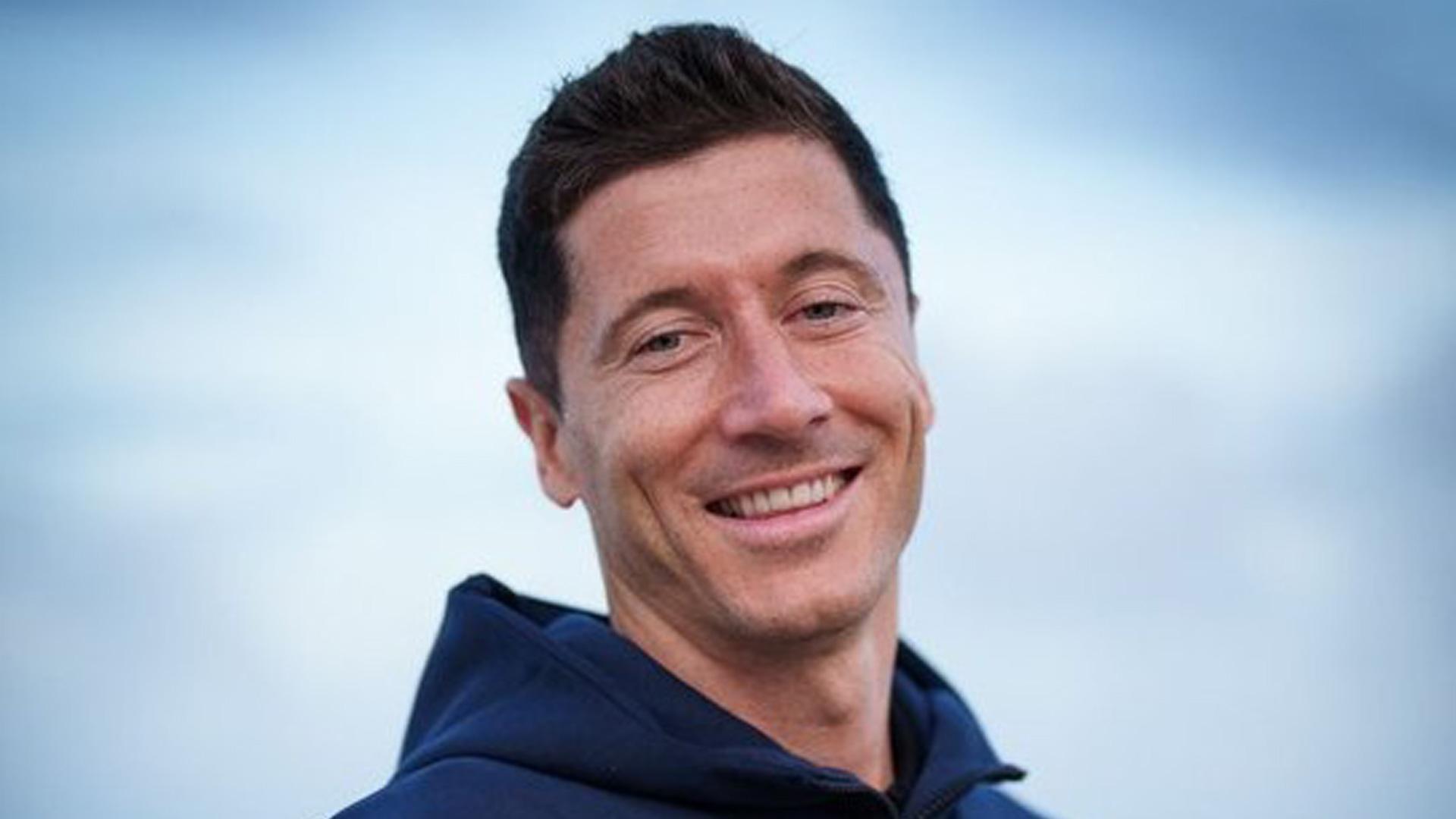 Robert Lewandowski posa como nuevo futbolista del Barcelona