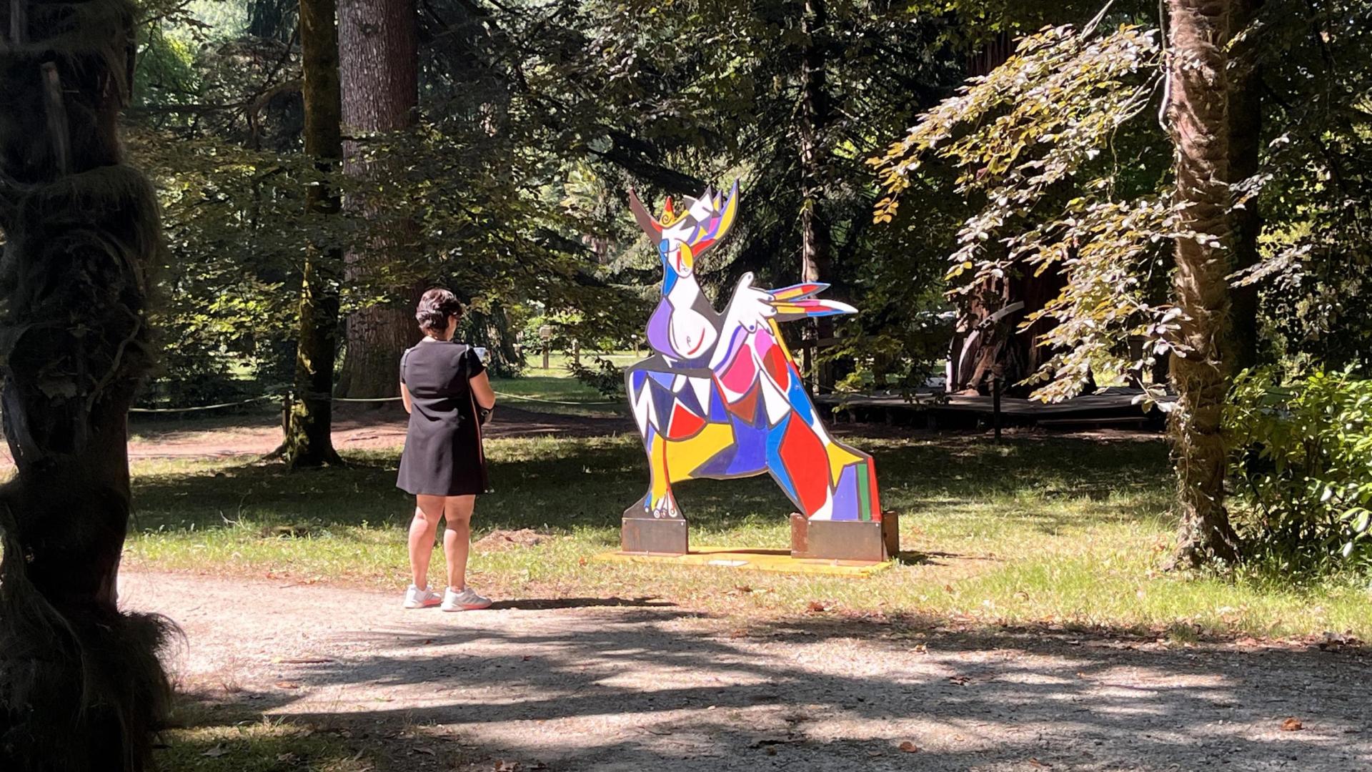 Las instalaciones de la serie Un bosque de Mikel Belascoain, llenas de color, se encuentran dispersas por distintos caminos del jardín del Señorío de Bertiz.
