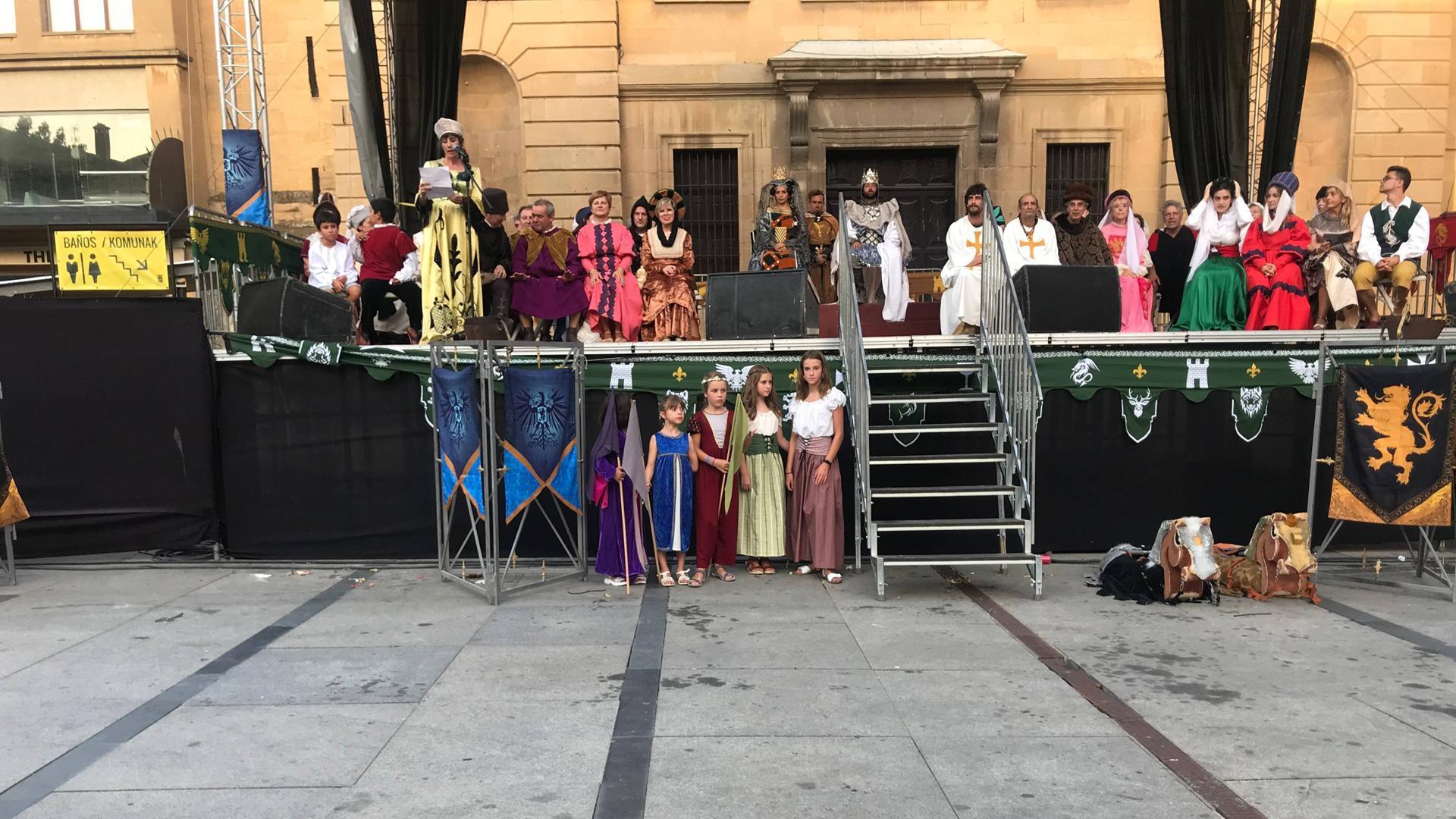 La pregonera, Inés Bengoa, durante su lectura ante los reyes y su corte en el escenario de la plaza de los Fueros