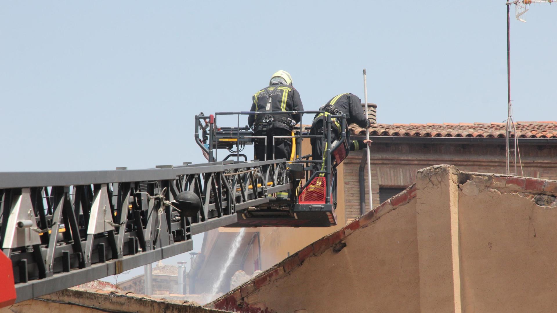 Bomberos trabajan en la extinción del incendio.