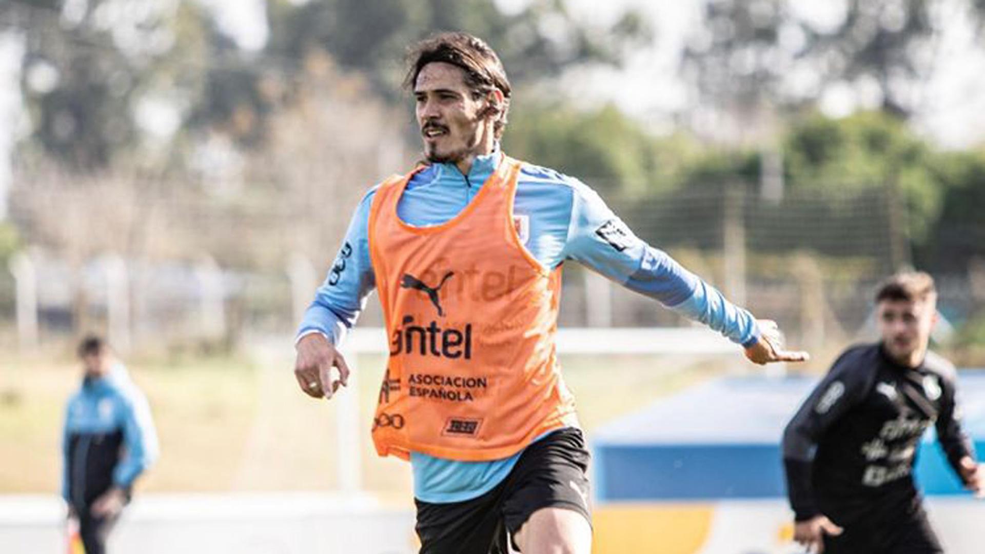 Edinson Cavani entrenando con Uruguay