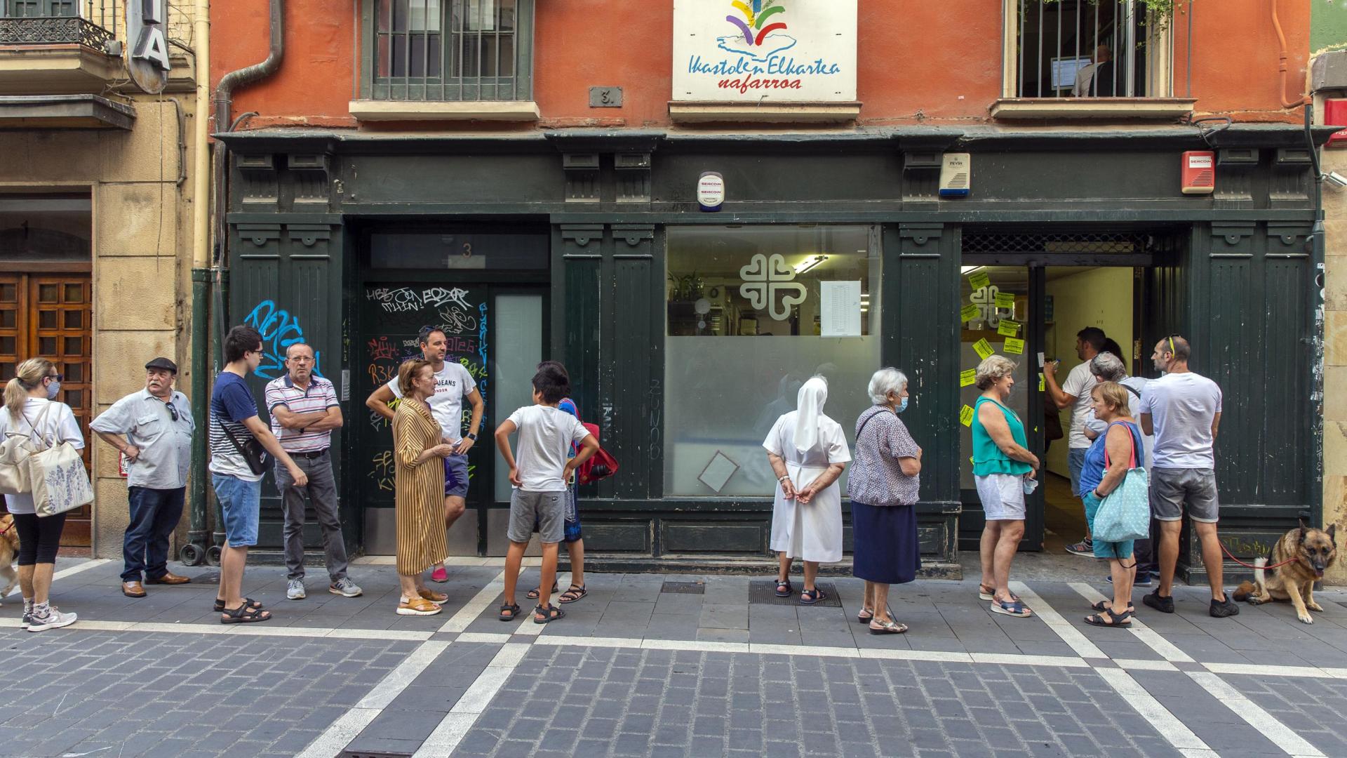 Colas en la oficina de Cáritas de la calle San Antón para canjear boletos premiados