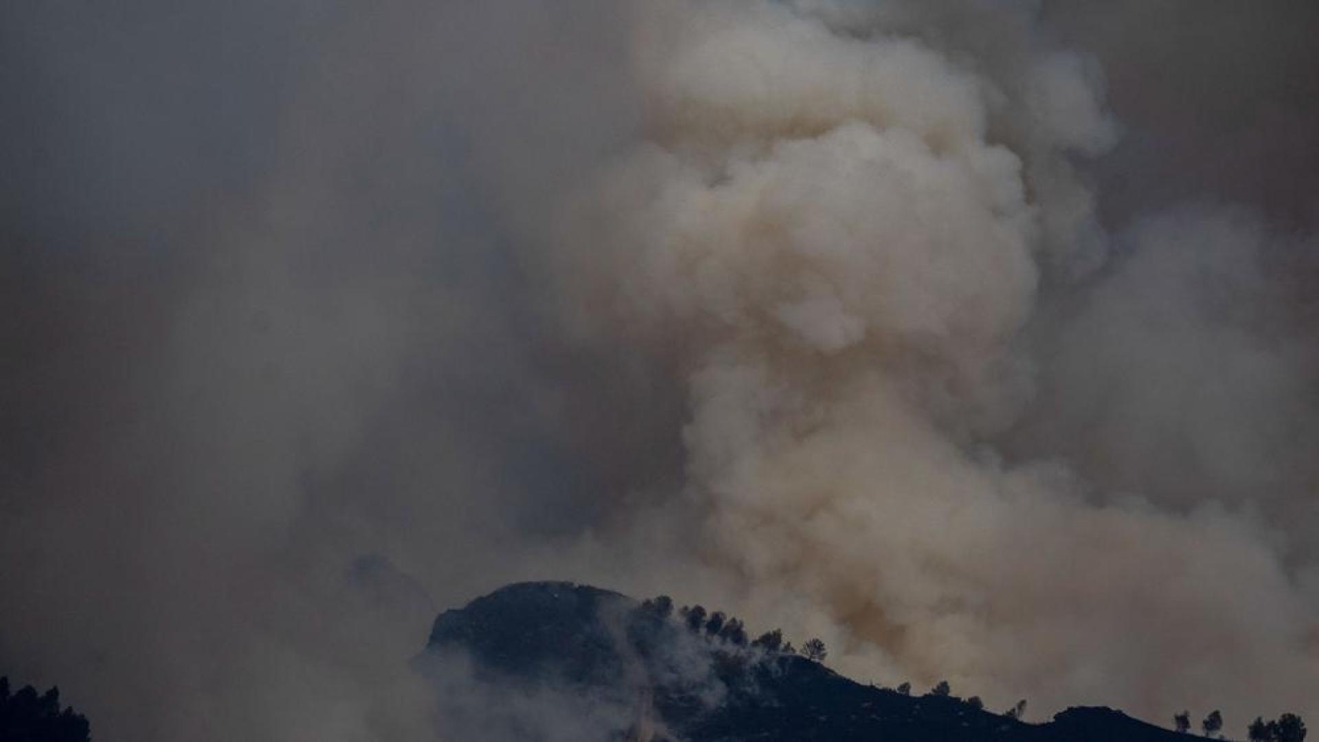 Una gran nube de humo inunda el cielo en O Courel, este martes en Lugo