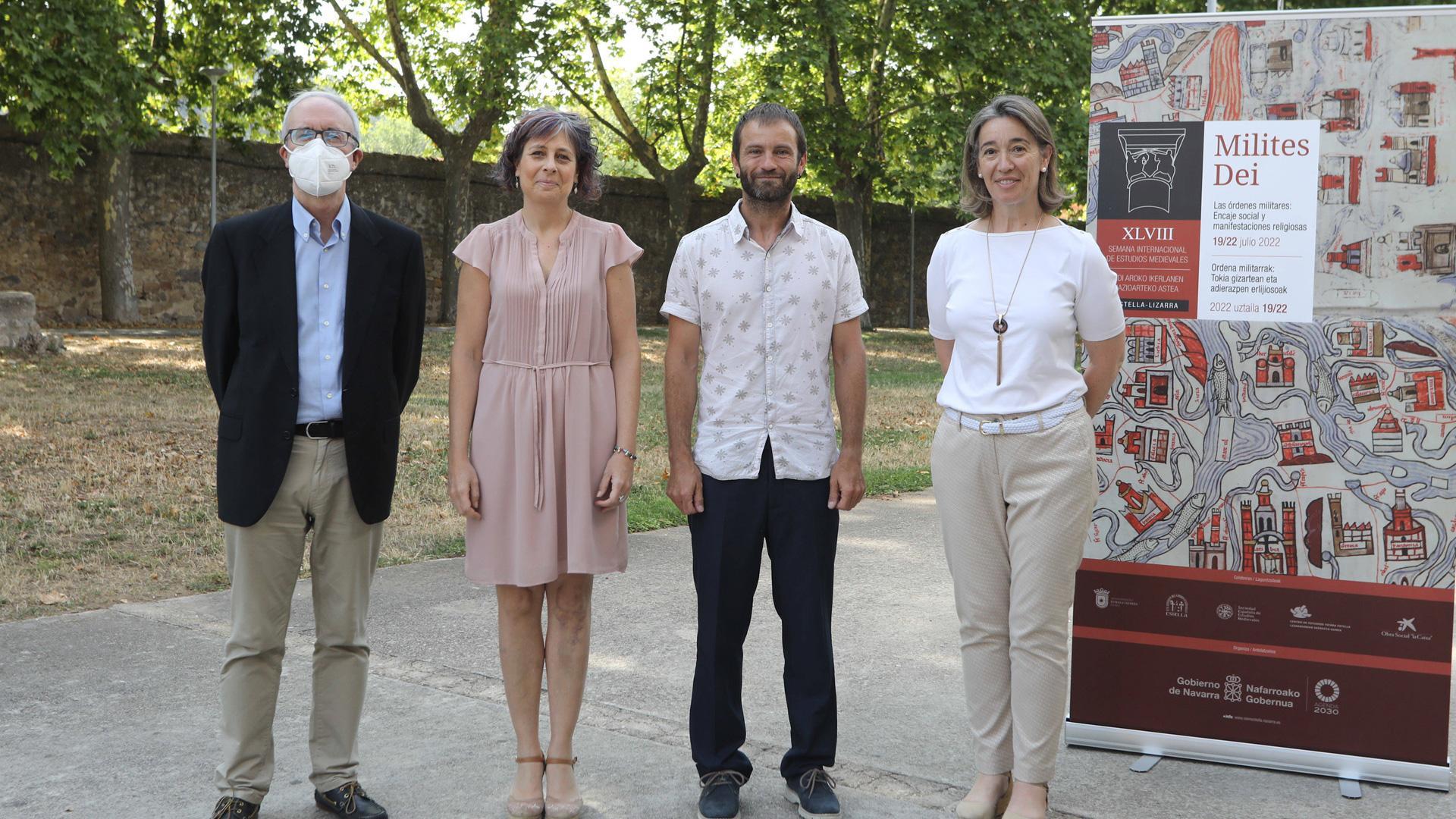 Joaquim Llansó, director del Servicio de Archivos, la consejera Rebeca Esnaola, el alcalde Koldo Leoz y la coordinadora de la Semana de Estudios Medievales, Julia Pavón