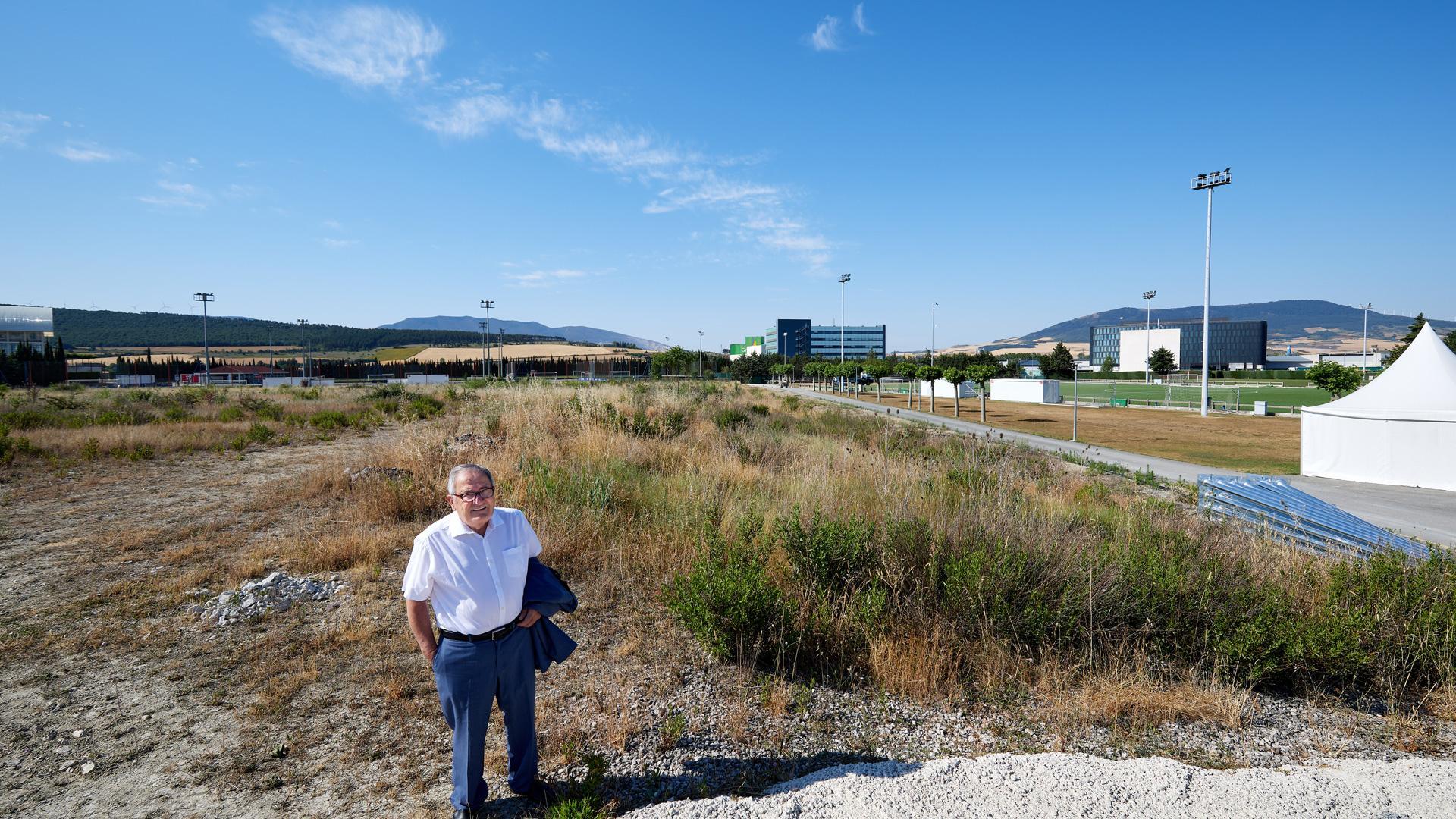 Luis Sabalza, presidente de Osasuna, posa delante de los campos donde se van a construir terrenos de juego de hierba natural y un pequeño estadio