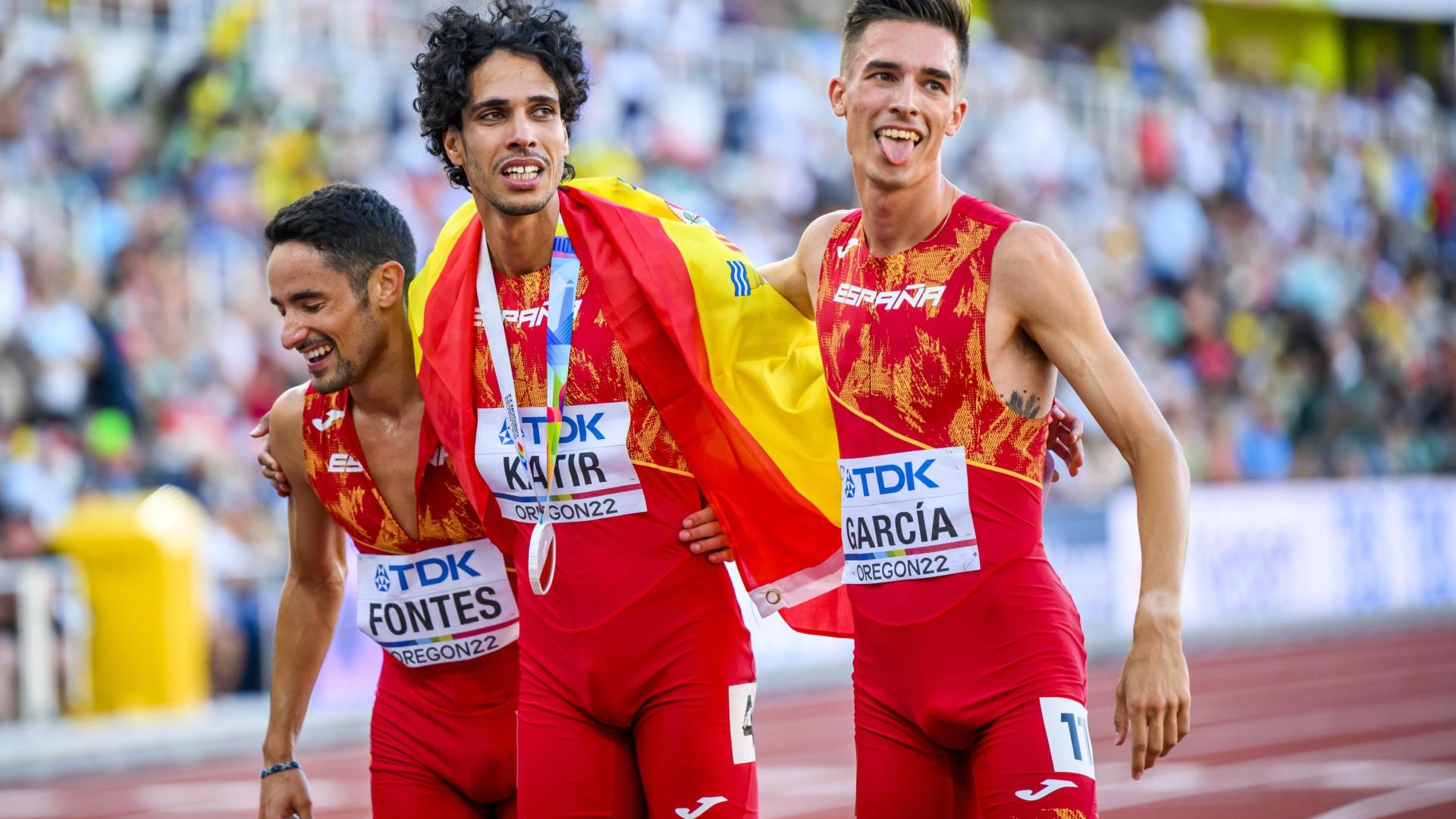 Katir, con su medalla, rodeado por Ignacio Fontes y Mario García