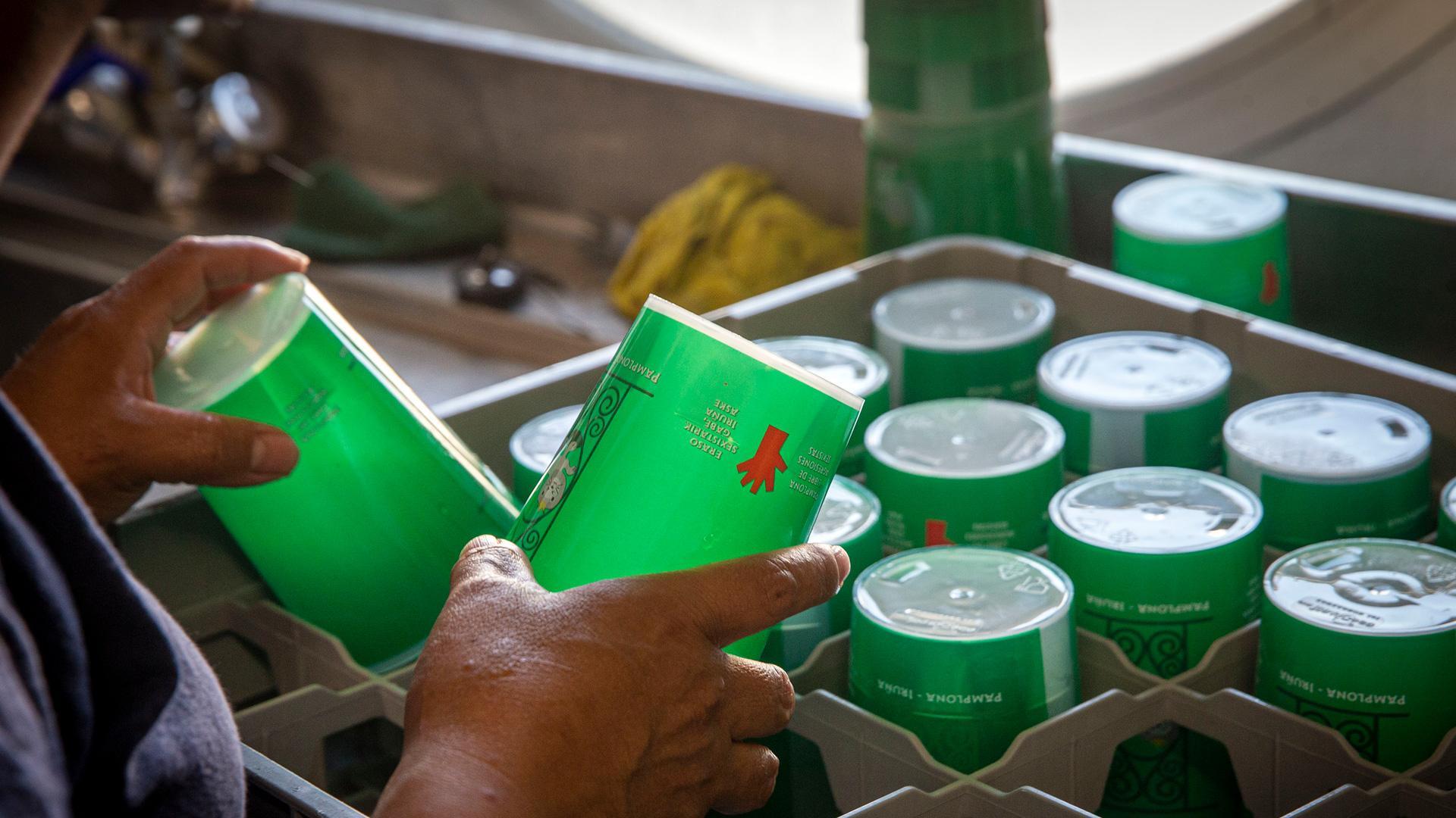 El vaso, con el logo de la campaña contra las agresiones sexistsa.