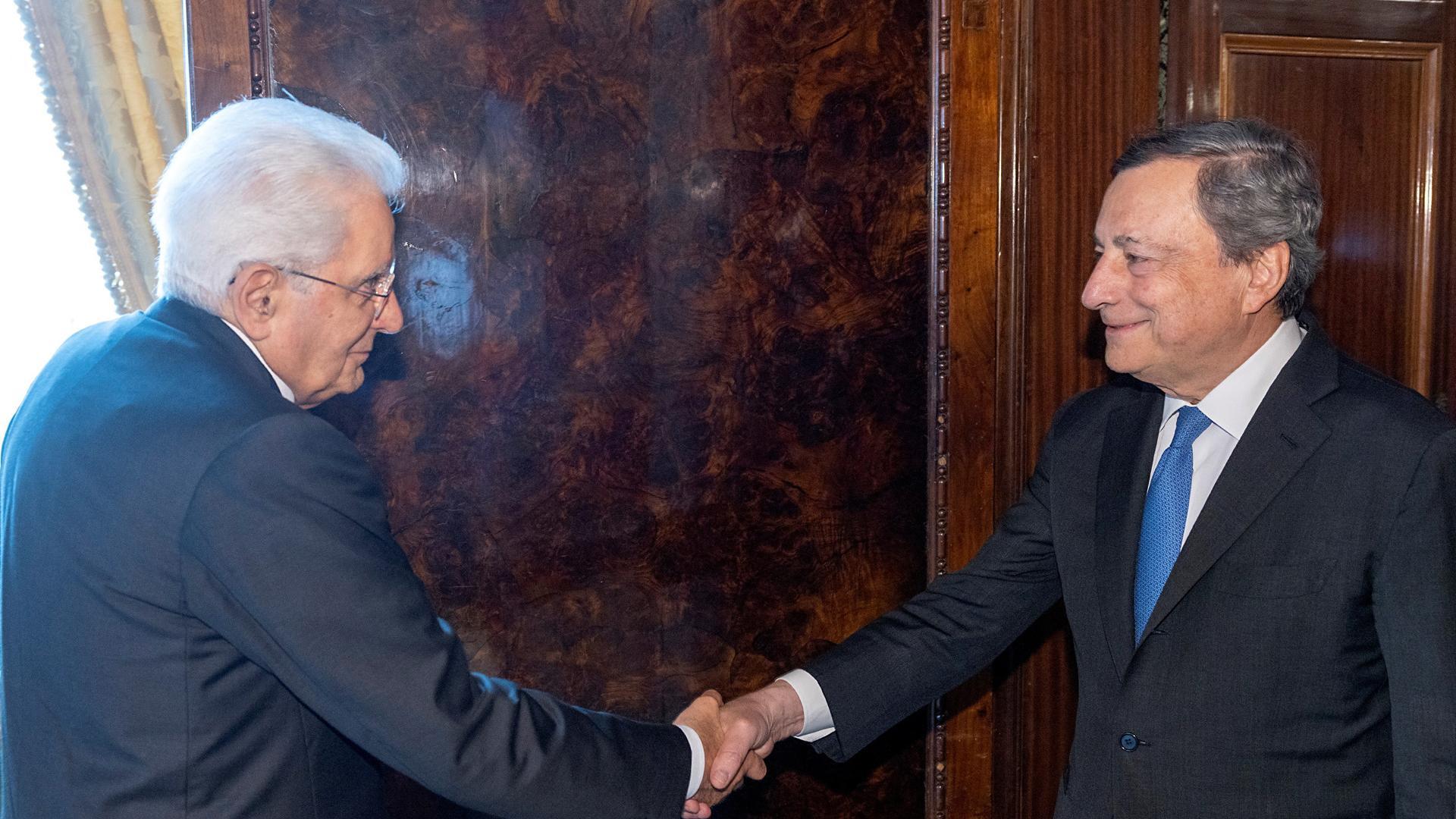 Sergio Mattarella y Mario Draghi se saludan este jueves, en Roma