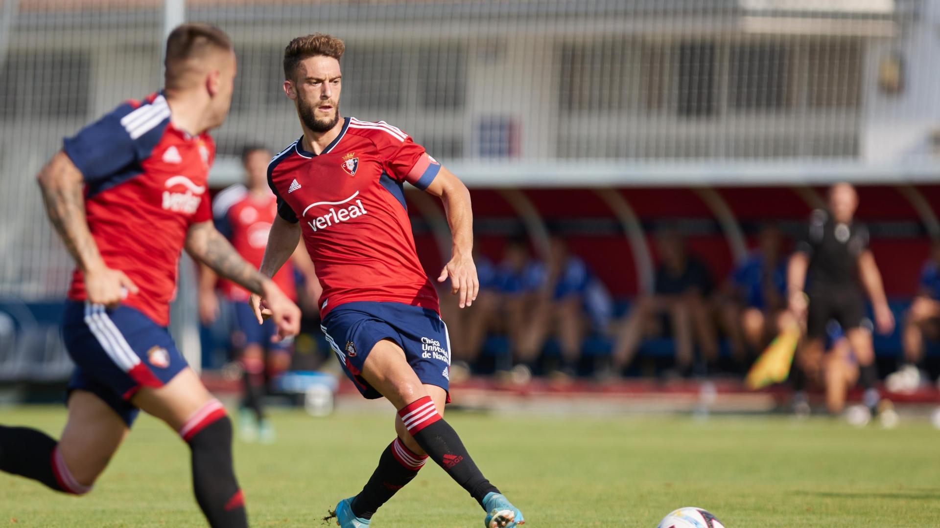 Roberto Torres realiza un pase en el último amistoso ante el Toulouse