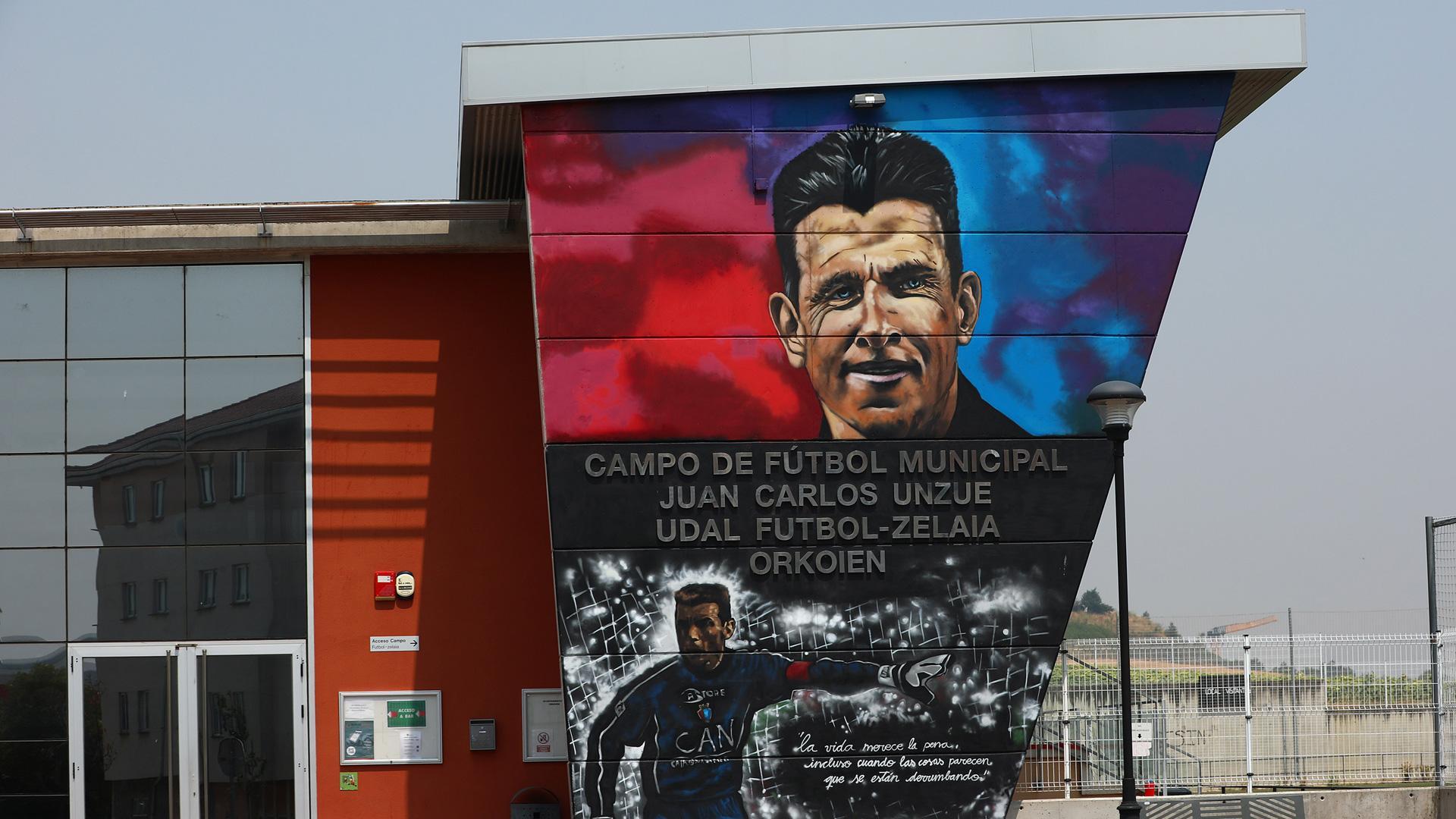 Vista de la entrada al campo de fútbol Juan Carlos Unzué de Orkoien. Imagen del día 15