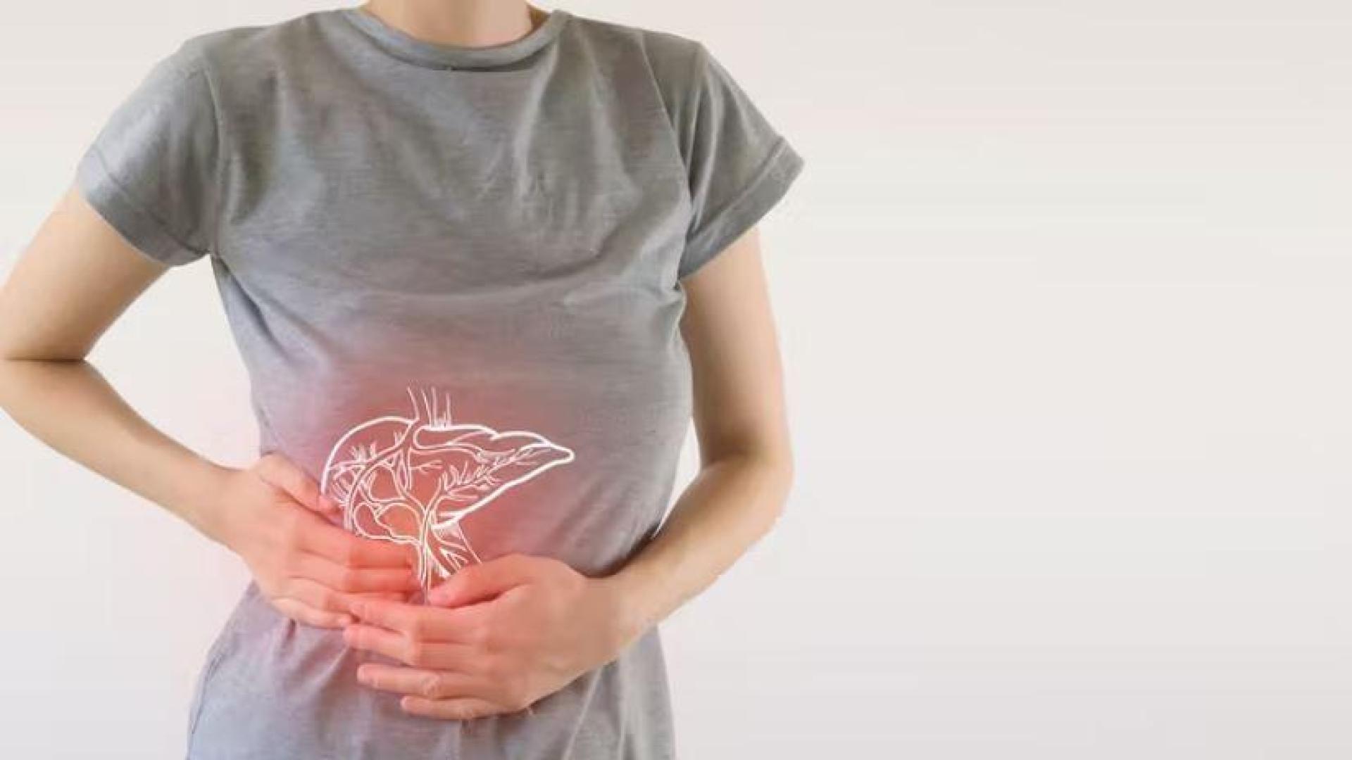 Una mujer se queja de dolor en el hígado