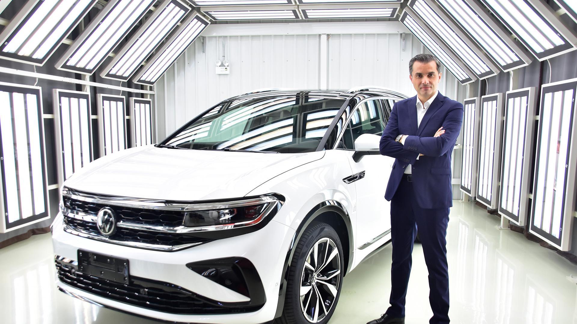 Michael Hobusch posa junto a uno de los vehículo de Volkswagen