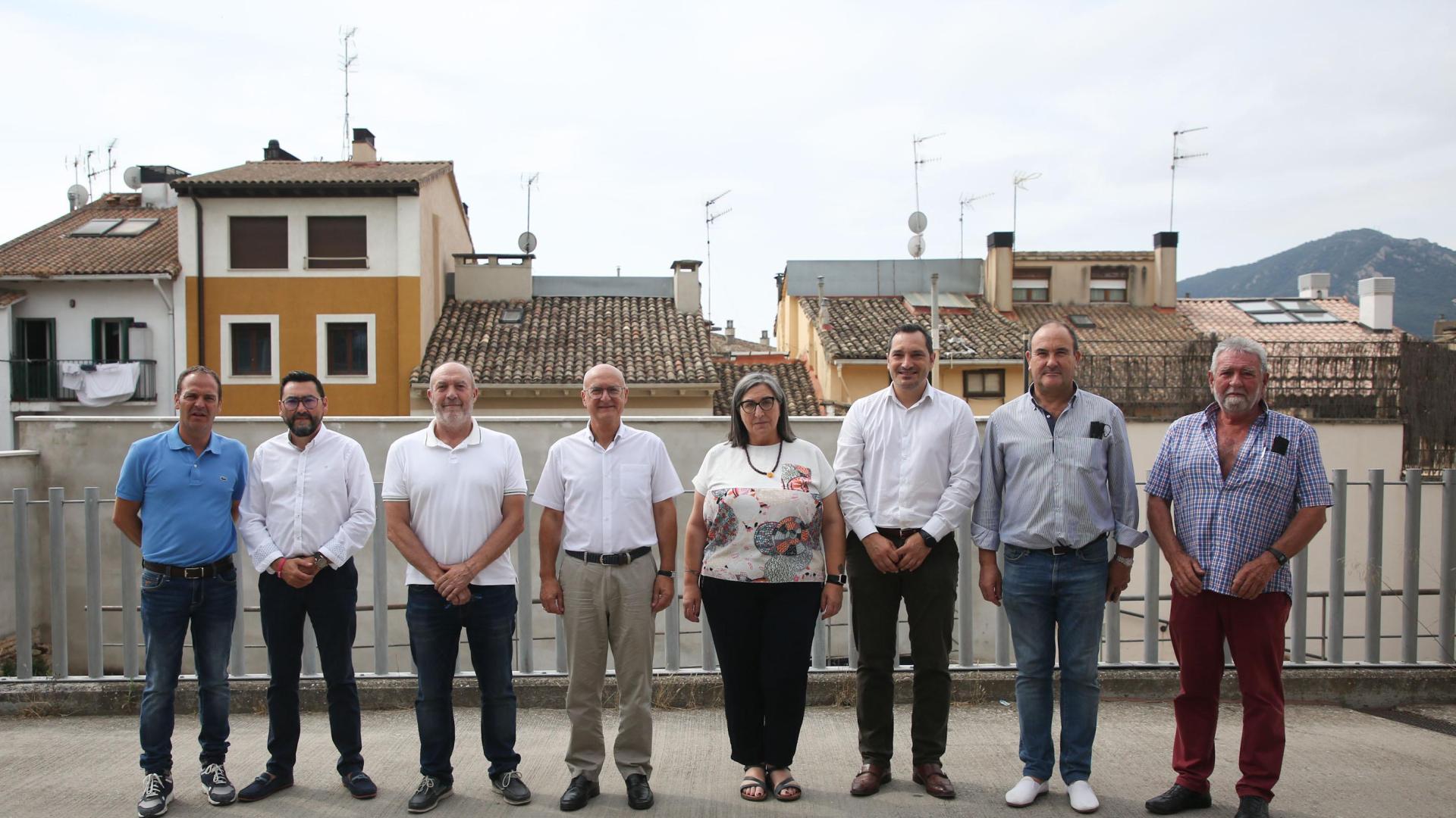 El consejero Bernardo Ciriza, junto con representantes municipales. De izquierda a derecha: el alcalde de Oteiza, Rubén Martínez; el director general de Administración Local y Despoblación, Jesús Mª Rodríguez; el alcalde de San Adrián, Emilio Cigudosa; el consejero Ciriza; la alcaldesa de Barbarin,  Mª Carmen Puerta; el gerente de la Mancomunidad de Montejurra, Nicolás Ulibarri; y los alcaldes de Igúzquiza y Luquin, José Ignacio Urra y Aurelio Pardo