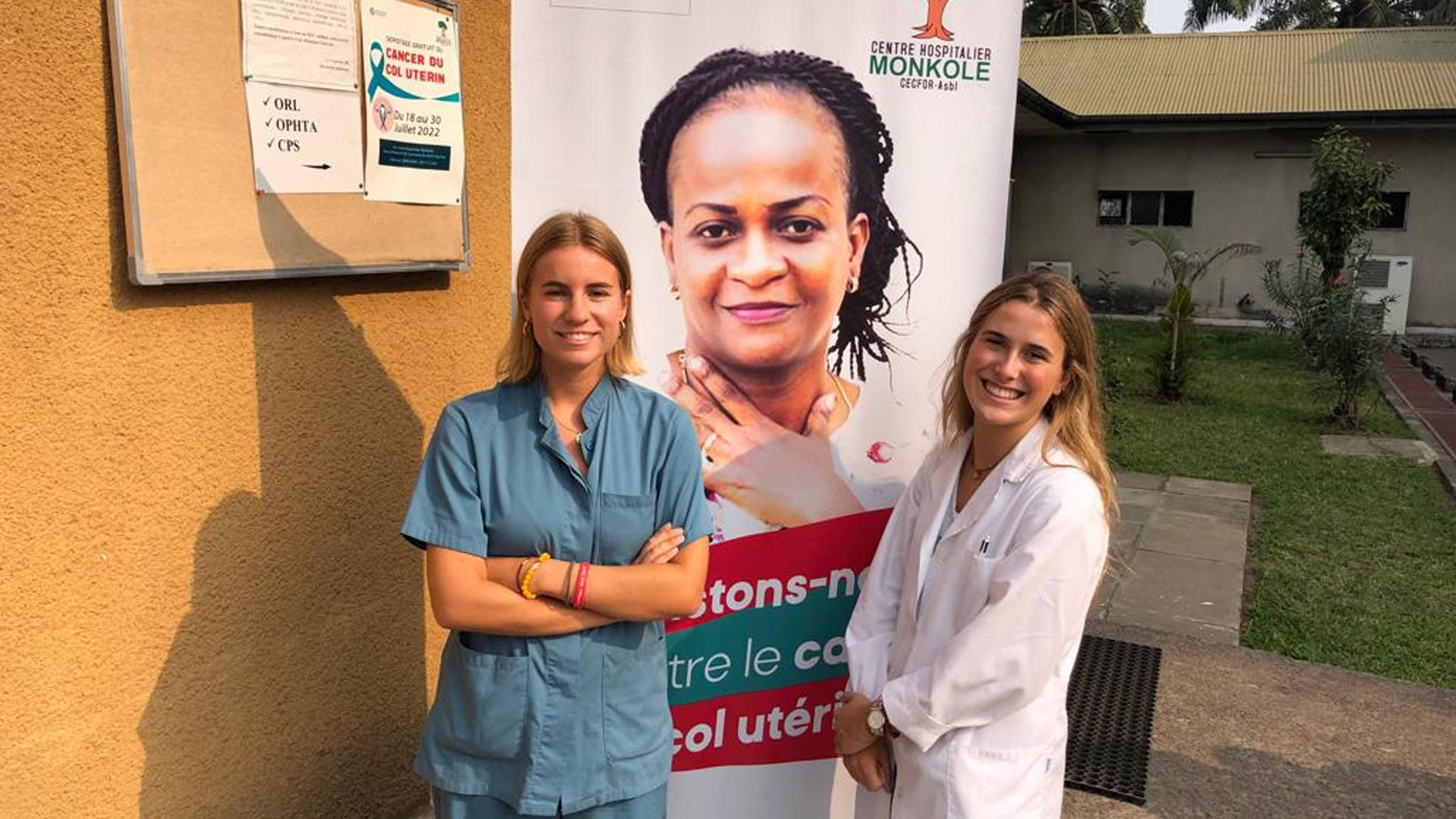 De izquierda a derecha, las estudiantes de la Universidad de Navarra, María Hitos, alumna de Medicina, e Iranzu Etchepare, alumna de Enfermería