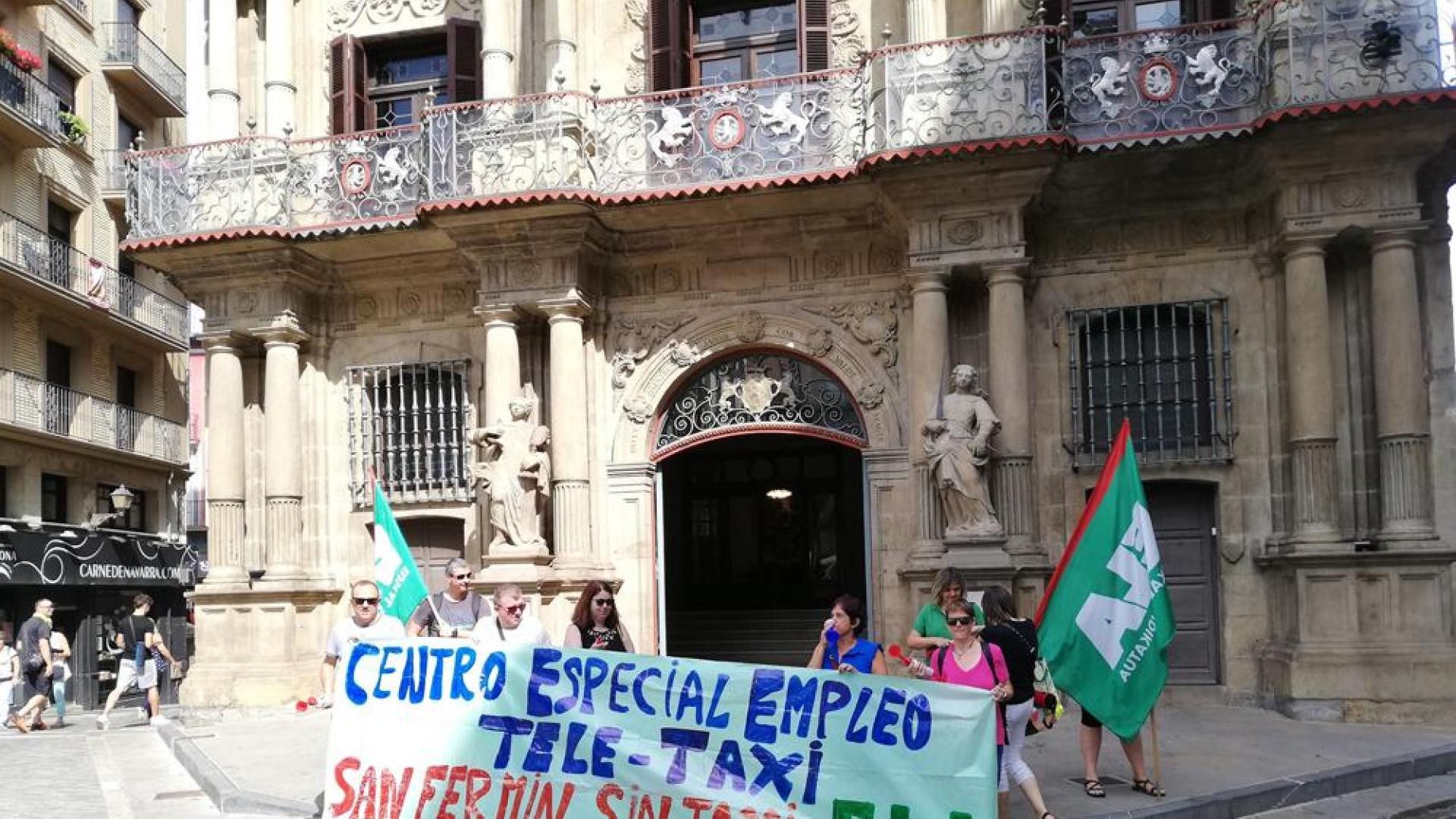 Concentración de trabajadores de Tele Taxi San Fermín
