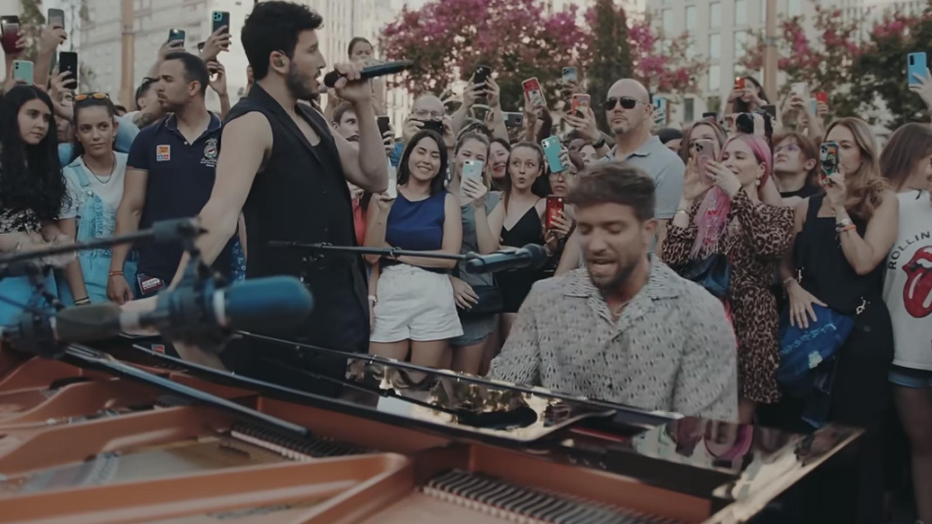 Sebastián Yatra y Pablo Alborán, en una imagen del videoclip de 'Contigo'