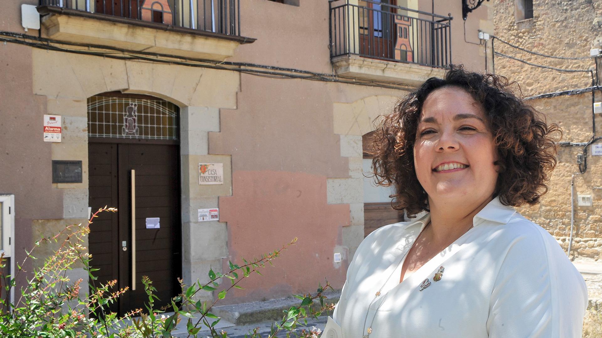 Valle Coca Pueyo, alcaldesa de Mélida, frente al ayuntamiento de la localidad, desde cuyo balcón el personal sanitario abrirá las fiestas